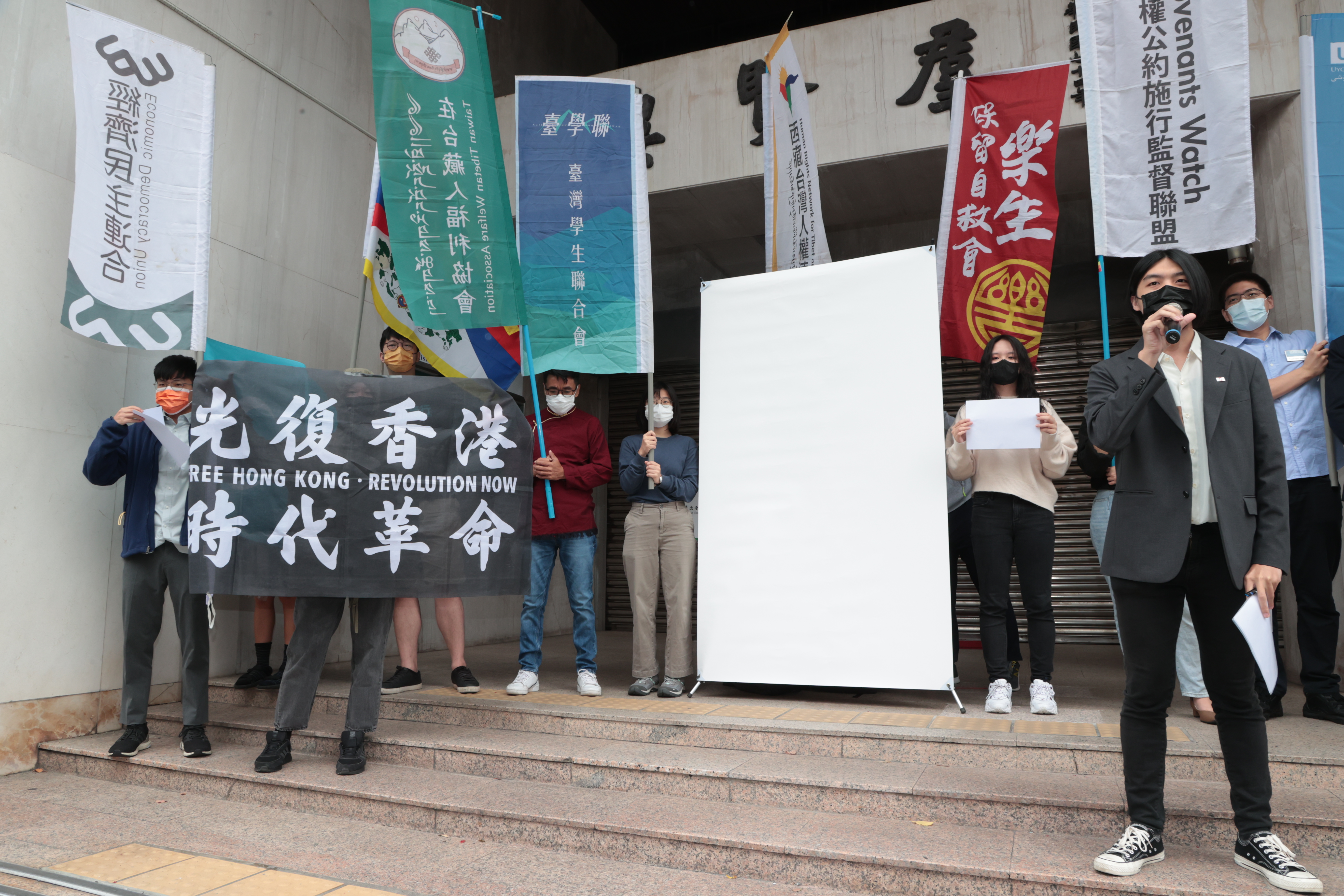 台湾、香港、中国学生声援中国学生「白纸革命」，上午在立法院群贤楼外举行「勿让六四重演：台港中学运世代声援中国学生」记者会，呼吁中国政府、习近平政权正视人民诉求，切勿重演六四血腥镇压的悲剧。记者黄义书／摄影