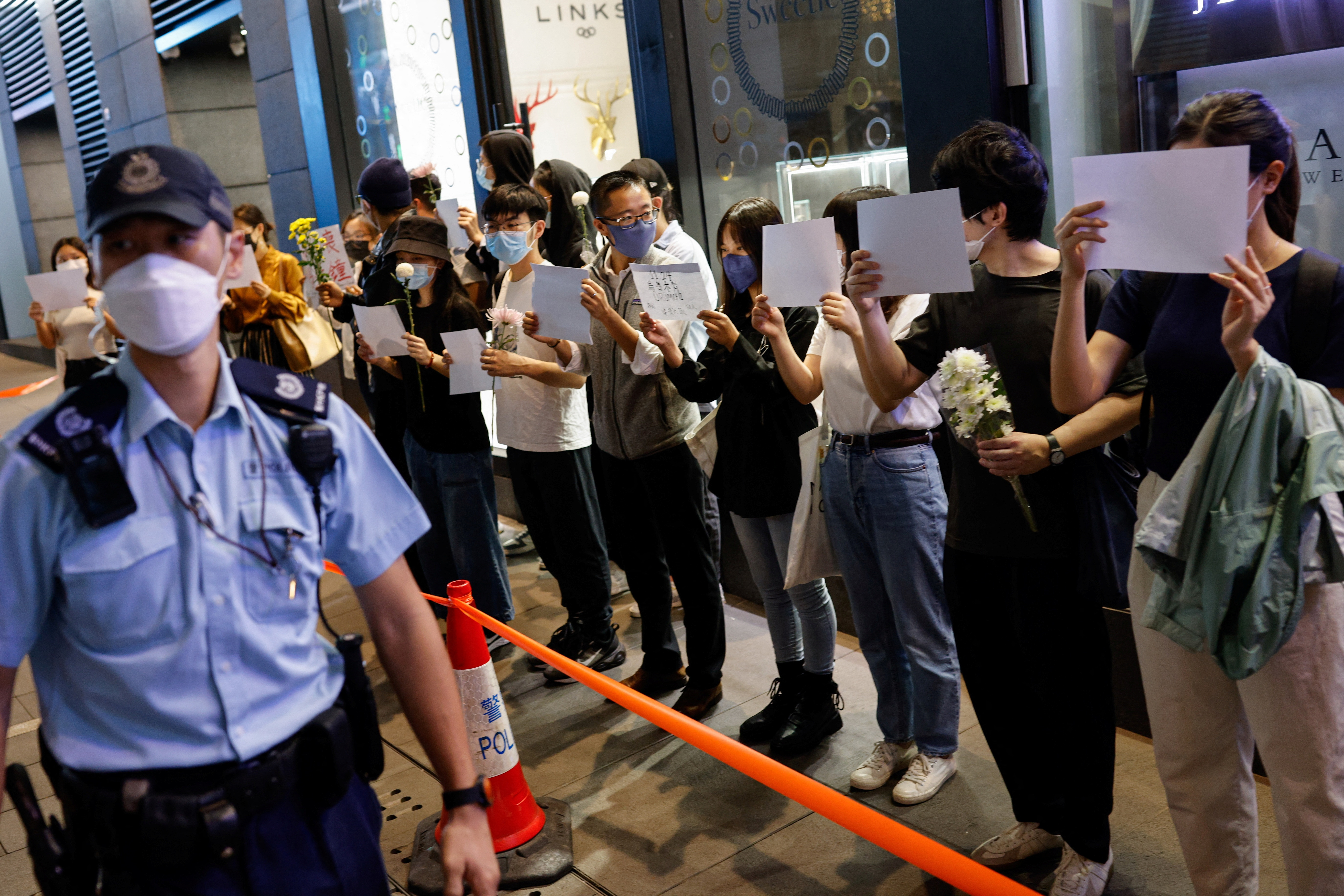 香港近日有多人响应白纸运动，部分人被警方截查后放行。    图／路透