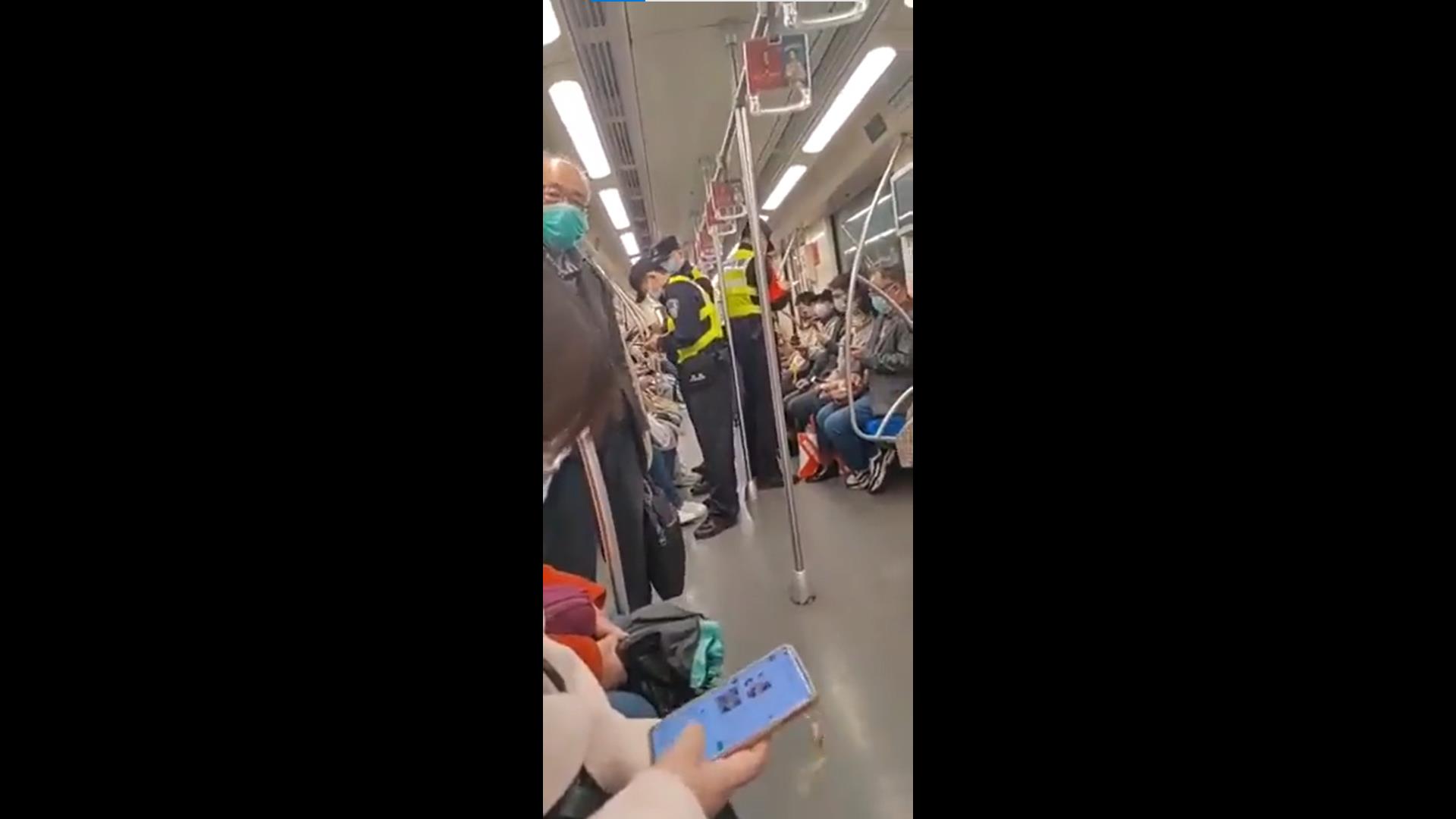上海警方近日在地铁拦查路人手机。（图／截自Twitter「李老师不是你老师」）