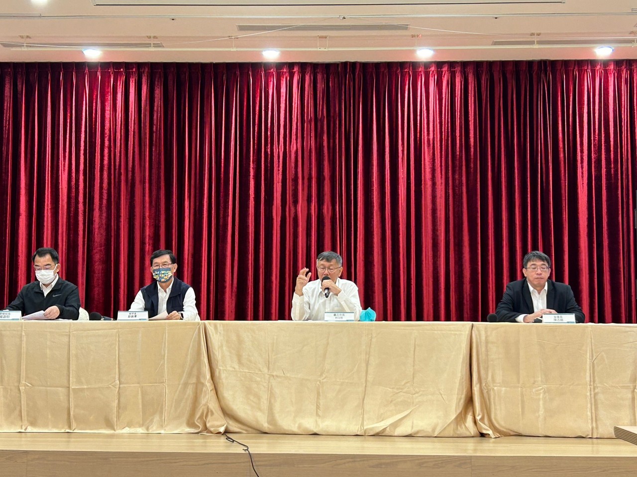 台北市长柯文哲(右2)今天举行记者会，批评他还没下台蓝绿两党就联合污钱。记者徐伟真／摄影