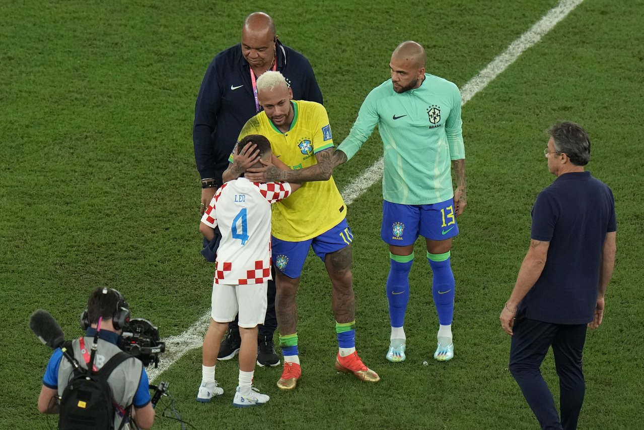 世足賽／巴西遭淘汰內馬爾痛哭 對手兒子跑來安慰畫面感人