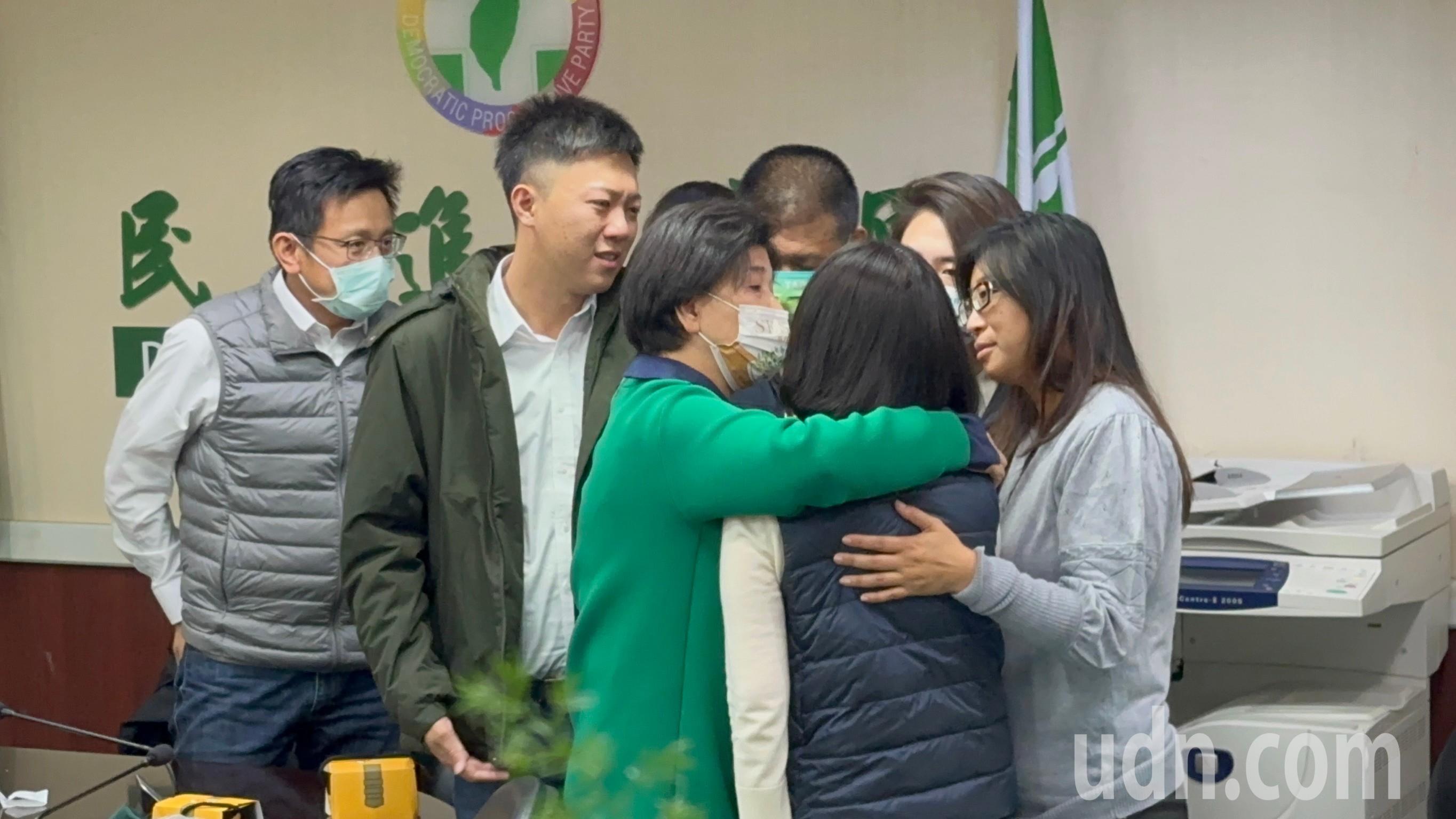 优享资讯 台南议长选举／民进党开会砲声隆隆 邱莉莉泪洒会议室