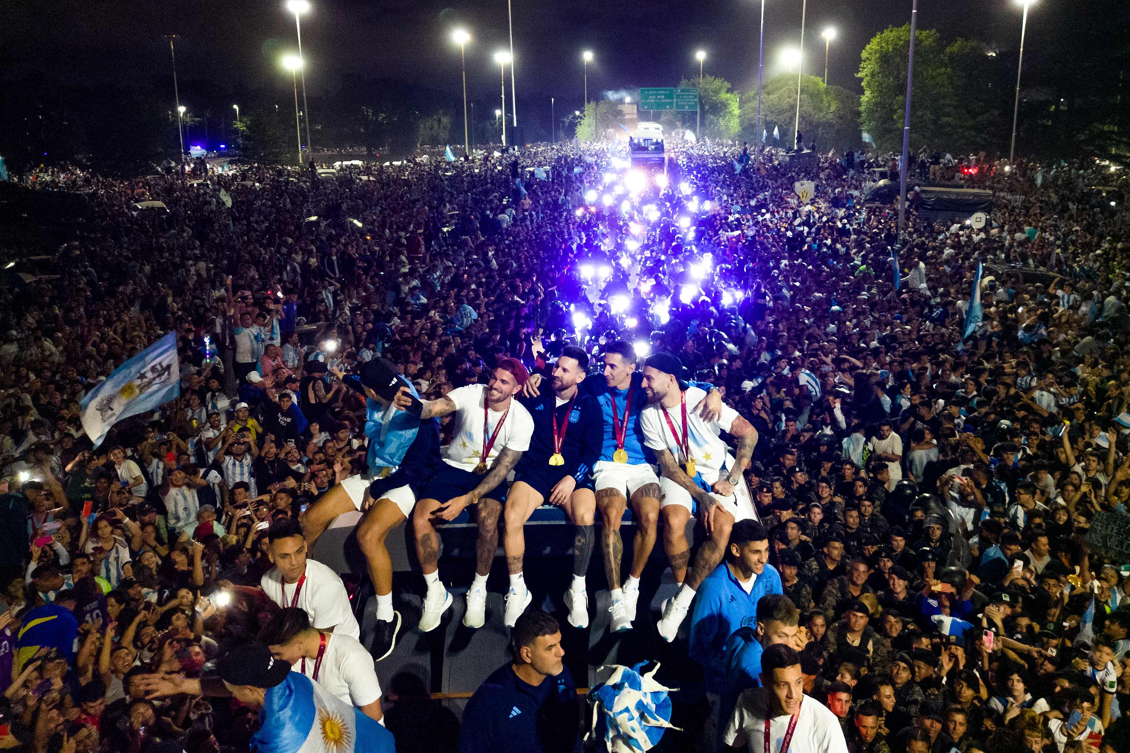 世足賽／阿根廷20萬人接機迎金盃 遊行日全國放假一天