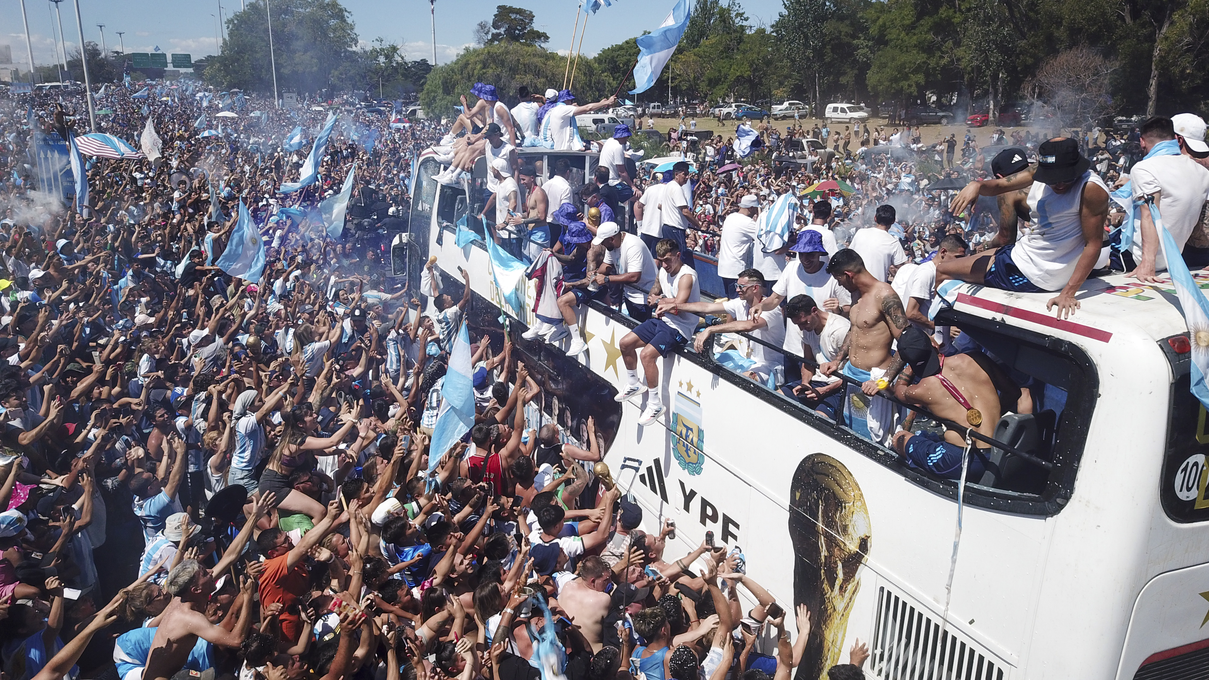世足賽／百萬人塞爆街頭阿根廷取消巴士遊行 梅西改搭直升機