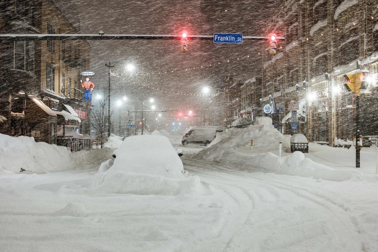美国各地在耶诞节周末期间面临严寒天气肆虐，造成超过60人死亡，纽约州长霍楚更将这场风暴称为「世纪暴雪」。法新社