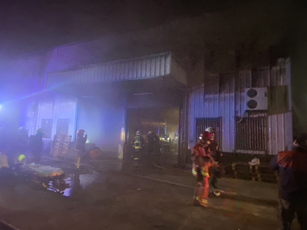 台中市丰原区东洲路仓库在今晚7时许传出火警。图／台中市消防局提供
