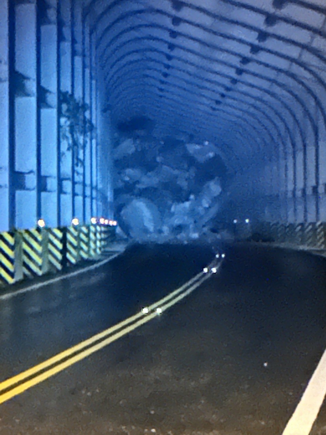 台9线苏花公路大清水隧道连结13号隧道的明隧道，今天凌晨突然坍方，双向交通中断。记者王燕华／翻摄