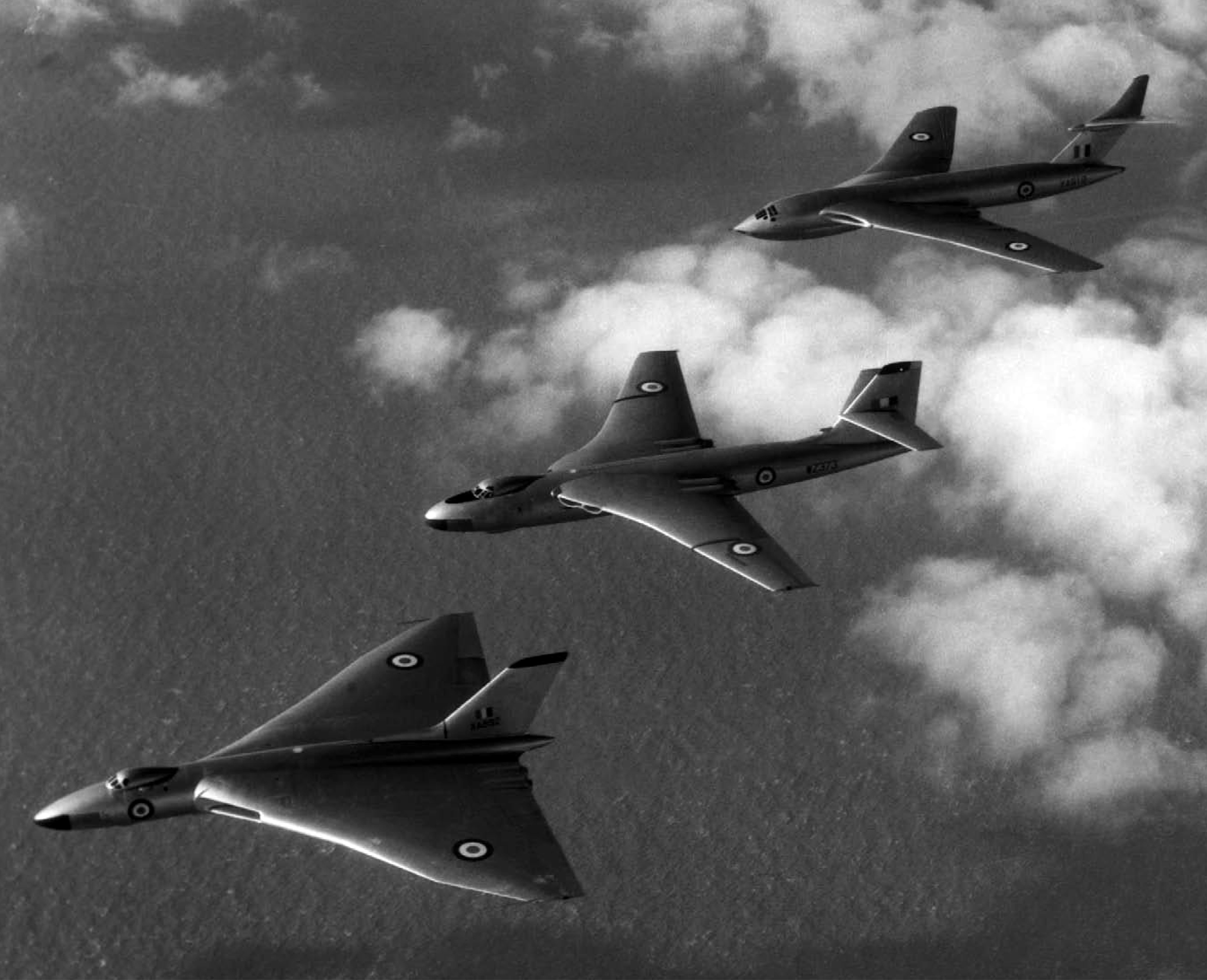 1950年代英国推出的三种V型轰炸机编队飞行：由上至下分别为胜利者、勇士、火神。图／英国空军档案照