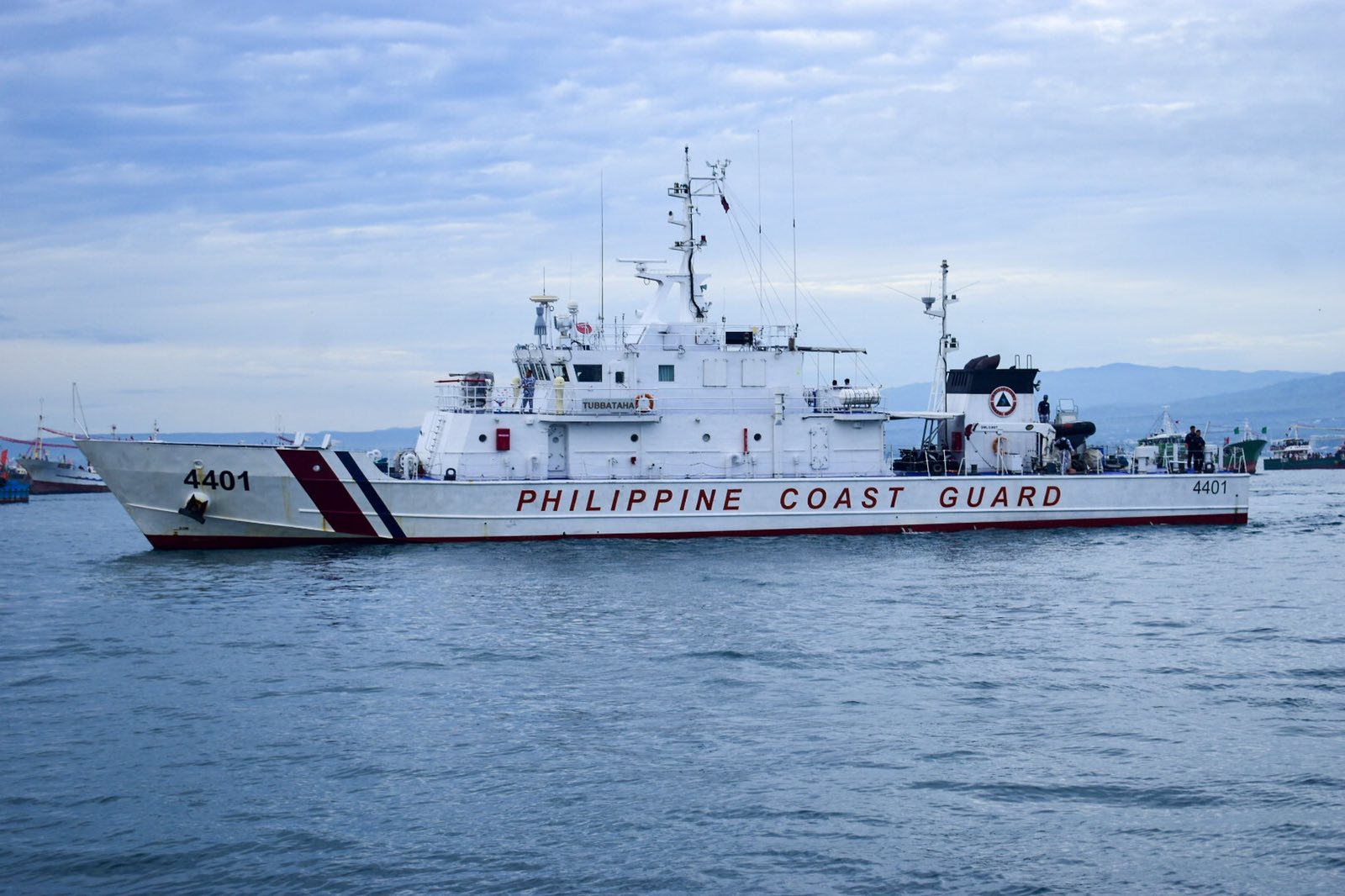 大陆渔船「凯达899」号26日中午在菲律宾东部海域遇险，菲律宾海岸警卫队出动一艘巡逻舰前往救援。图为菲律宾海岸警卫队船舰照片。（图／取自菲律宾海岸警卫队官网）