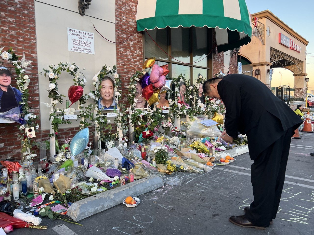 驻洛杉矶台北经济文化办事处长黄敏境（图）于当地时间27日赴蒙特瑞公园市（Monterey Park）21日发生枪击案的舞星大舞厅，向11名罹难者的照片献花致哀。