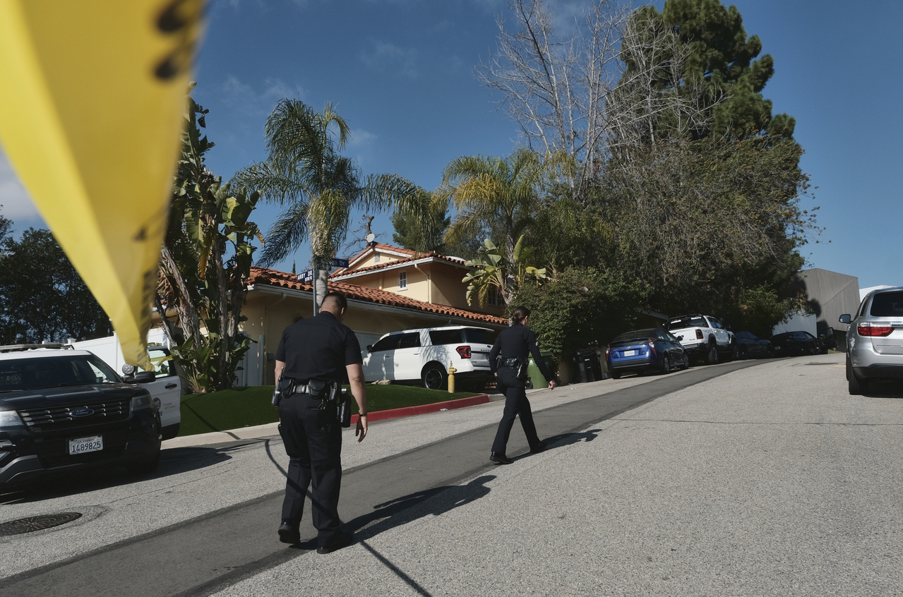 洛杉矶比佛利山庄一处社区28日凌晨发生枪击事件，造成至少3人死亡，4人受伤。