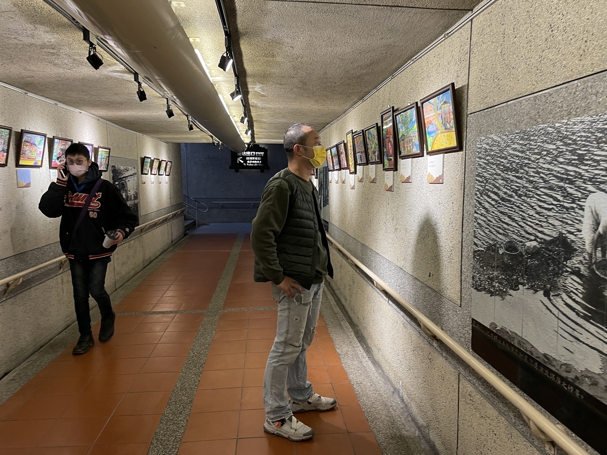 新北市义方国小学生作品展-诗绘家乡，我的眼光心印象，在瑞芳车站地下道艺廊展出，让不少人对于学生的观察力和笔触感到印象深刻。图／观天下有线电视提供