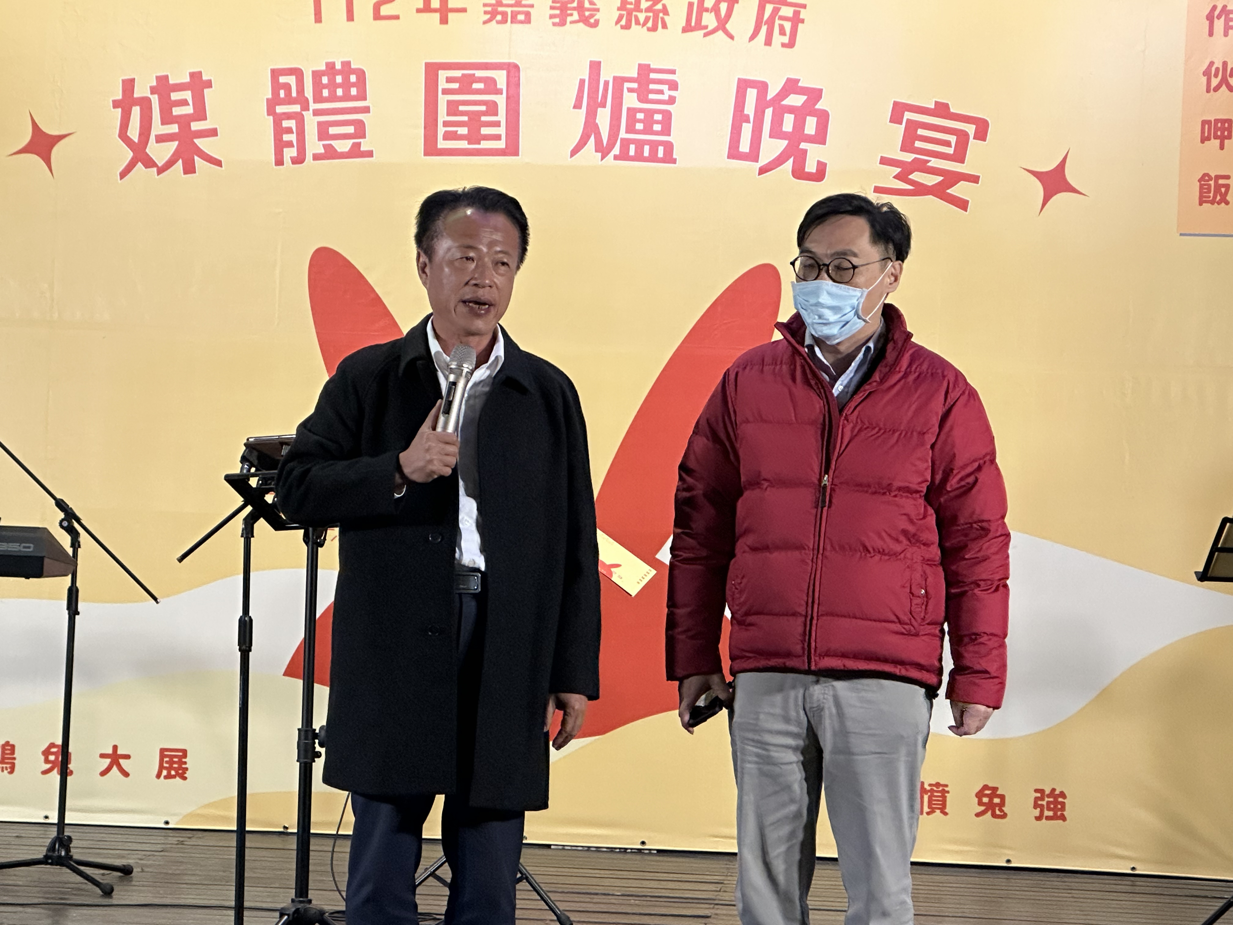 嘉义县长翁章梁（左）宣布新闻行销处长萧英成（右）请辞。记者鲁永明/摄影