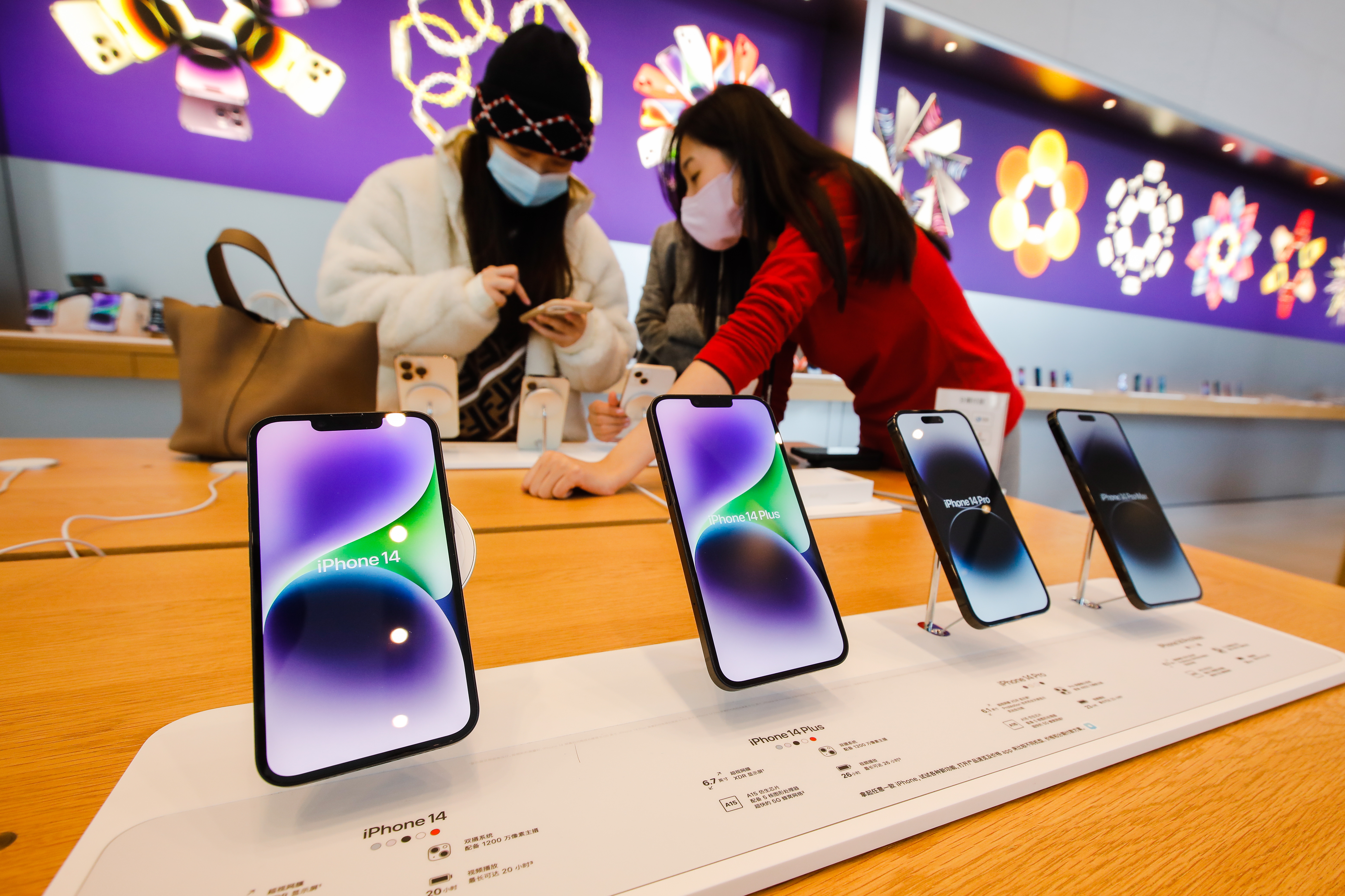 历史显示，苹果公司在公布财报的一个月内平均上涨2.3%，但投资人担心今年不如过往，因为去年郑州厂停工可能影响最大营收来源iPhone的销售。欧新社
