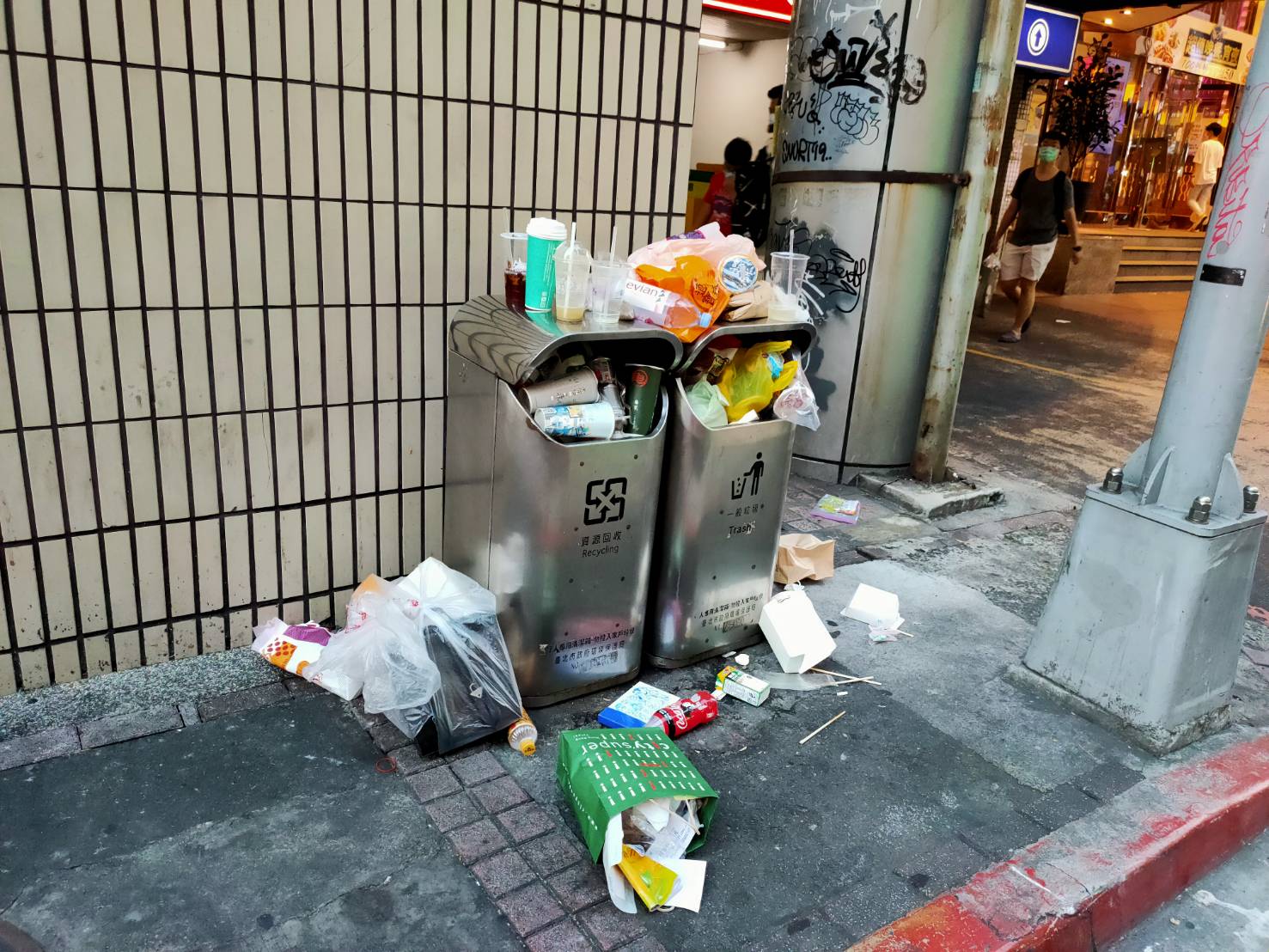 垃圾桶设在街头，方便行人丢垃圾，也可能妨碍行人通行。图／潘怀宗提供