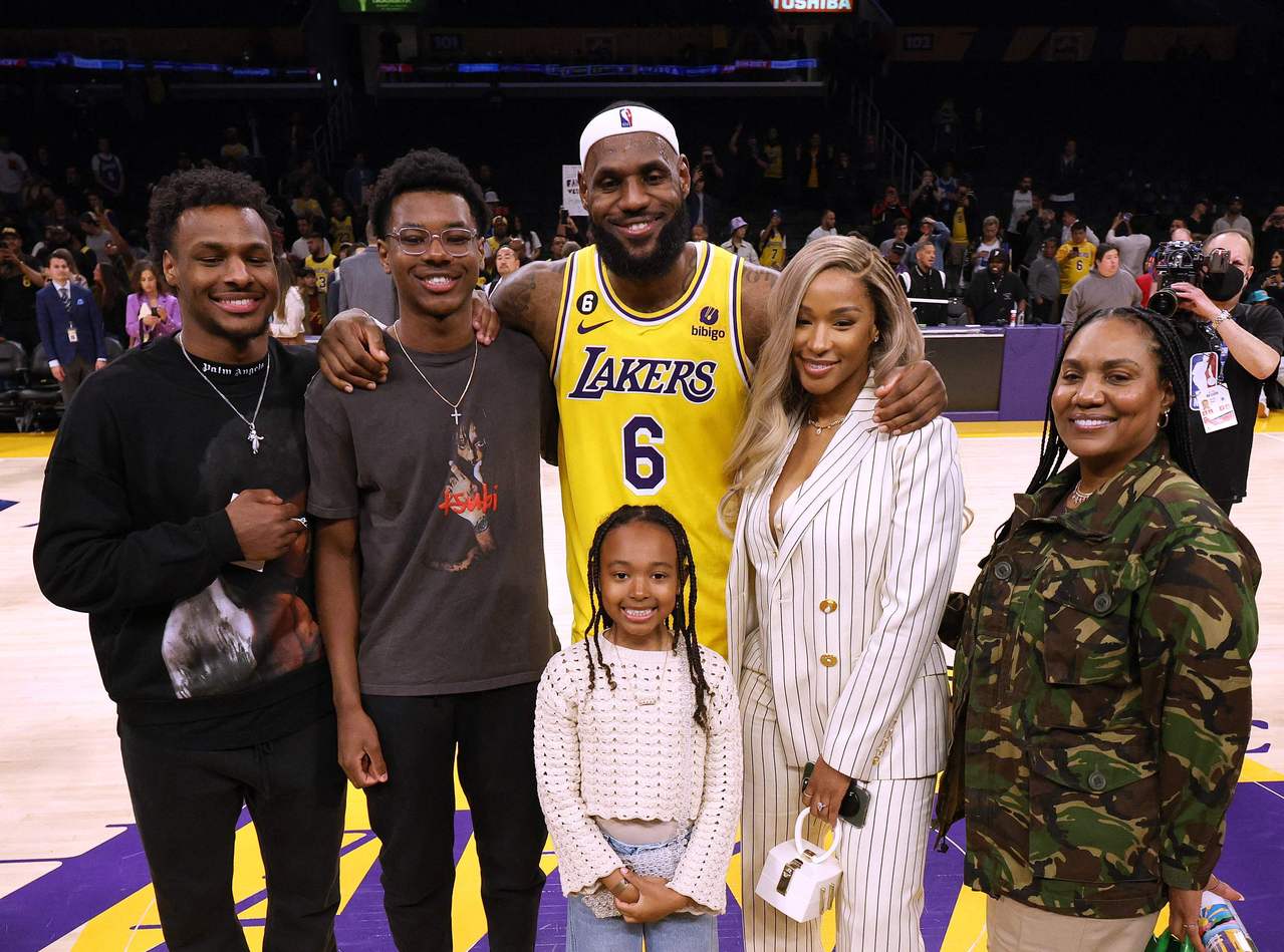 优享资讯 NBA／布朗尼选秀顺位飙升 詹皇认同更加码称赞二儿子