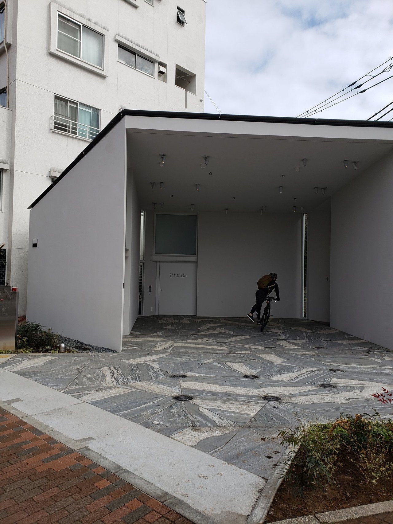 日本东京都涩谷区公所近年来持续推动公厕设置计划，但最近完工的一处公厕因为没有设置「女性专用」、而是设置不分性别都可使用的厕所。图／取自Twitter@sudaken_shibuya