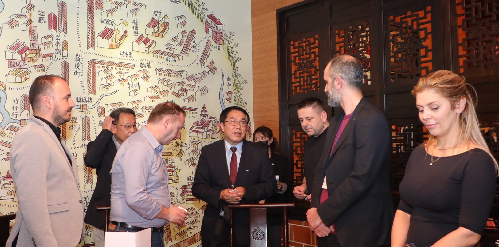 市长黄伟哲与「科索沃—台湾国会友台小组」跨党派议员访问团进行意见交流。图／台南市政府提供