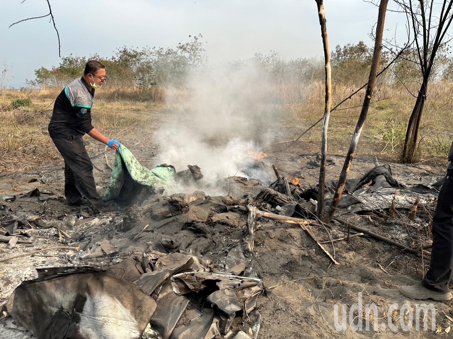 彰化县顺风飞行俱乐部的轻航机坠毁后燃烧，飞行教官和学员双亡。记者简慧珍／摄影