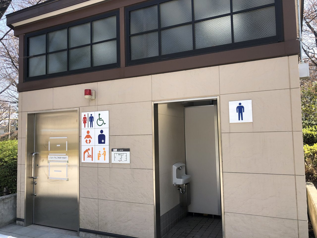 东京荒川区的厕所被爆出没设女厕，仅有男性与男女共用的身障厕所。图撷自twitter