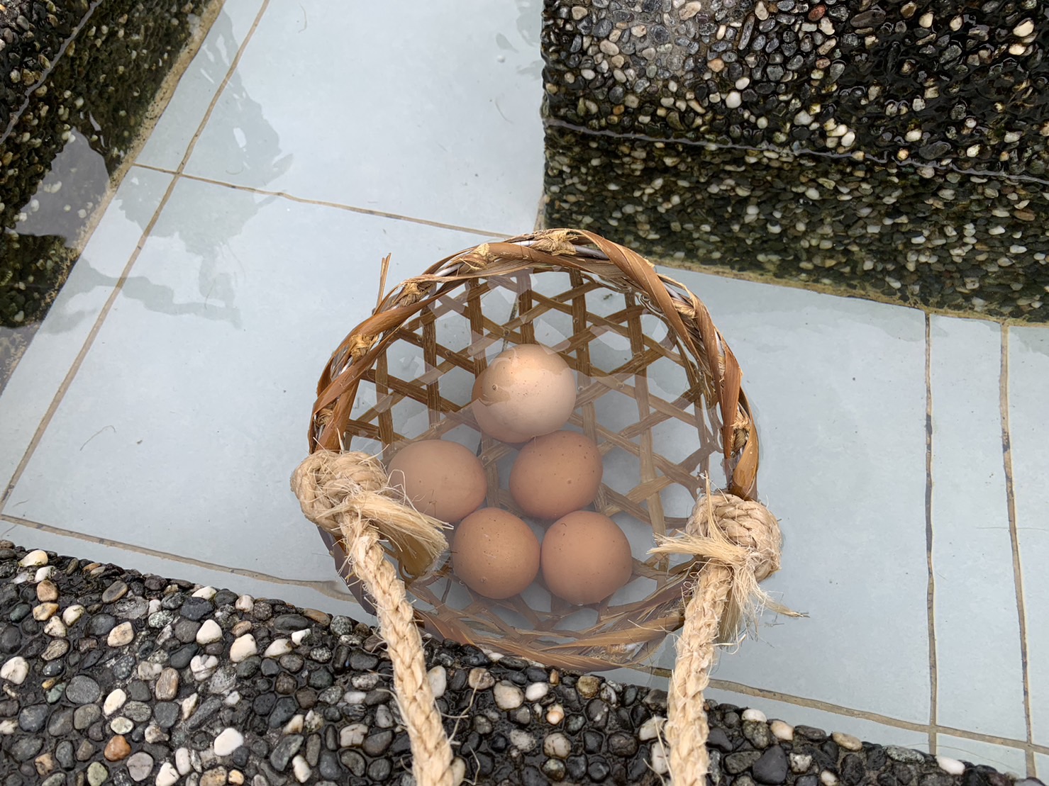 宜兰清水地热游憩区的鸡蛋没有涨价，每颗10元，造成民众入园抢购，业者大呼吃不消。图／业者提供