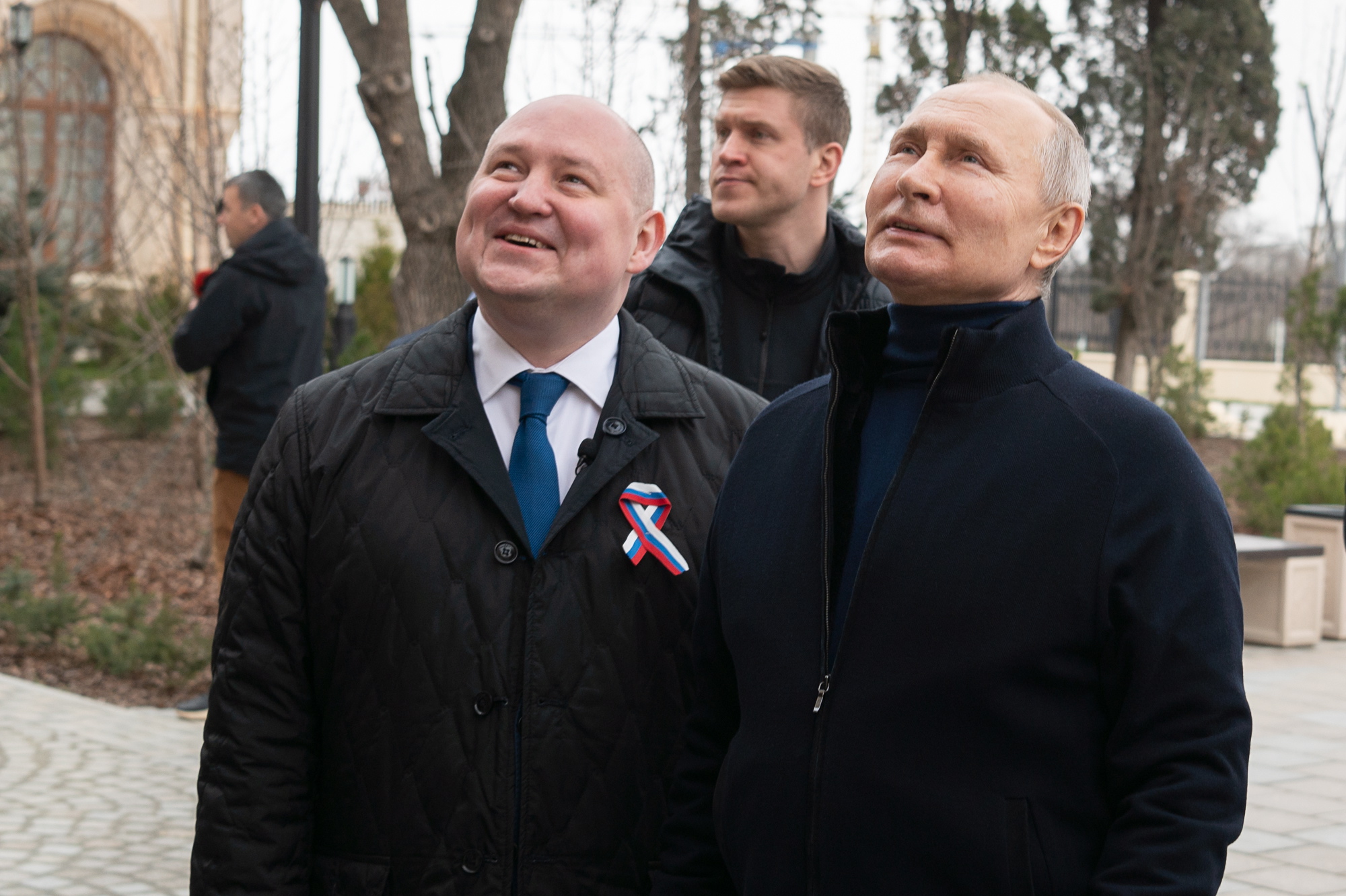 俄罗斯总统普亭(右)18日访问克里米亚庆祝俄国兼并9周年。欧新社