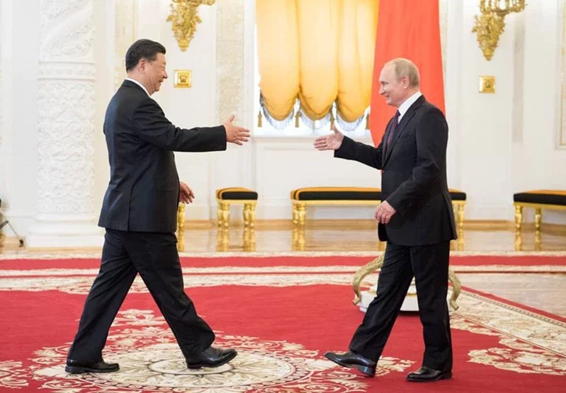 中国国家主席习近平(左)将出访俄罗斯，并与俄罗斯总统普亭(右)见面。在访问前，两人均在对方国家的媒体刊文。(新华社资料照片)