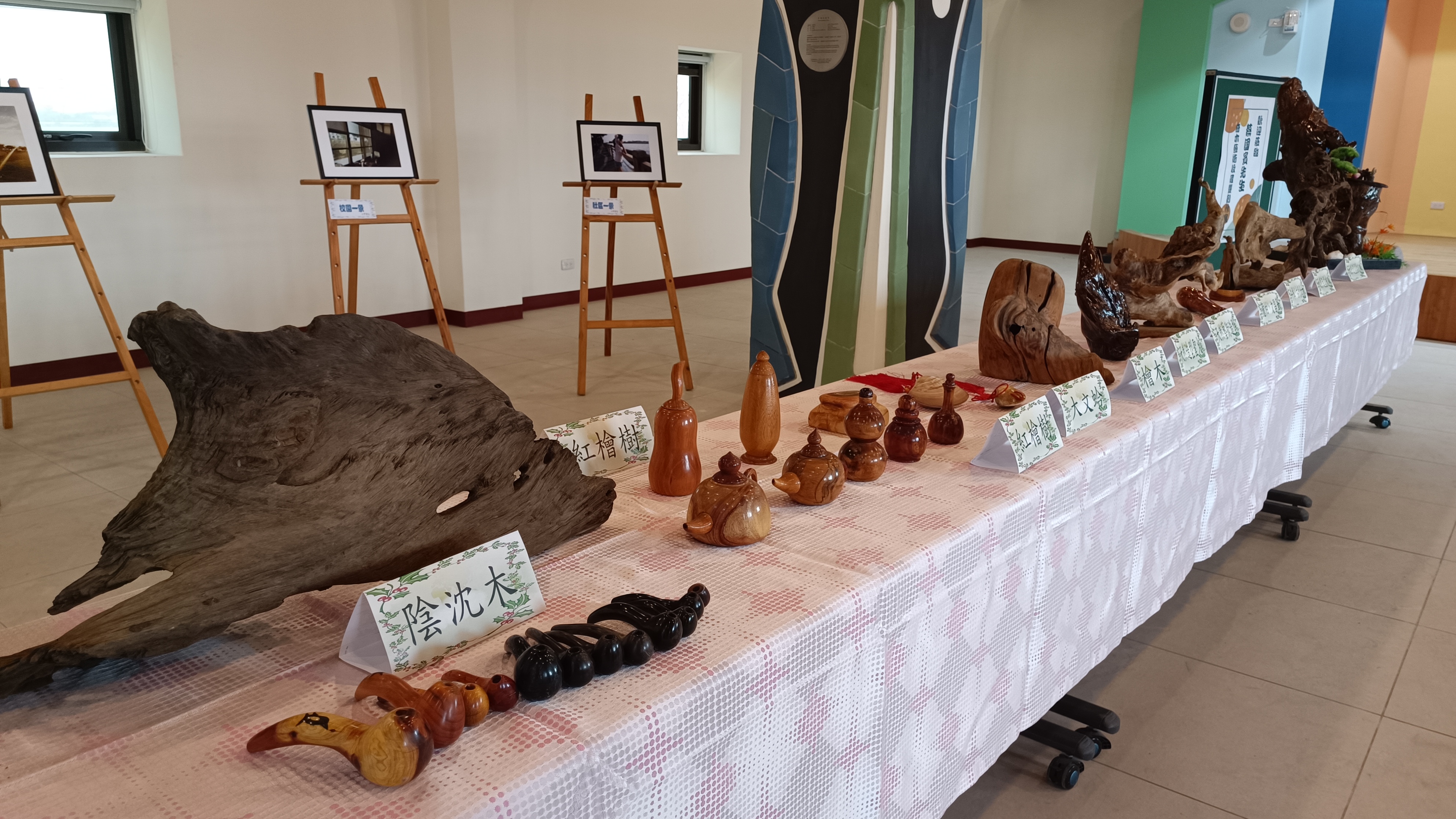 学校也在教室推出在地艺术家蔡国宾漂流木及木造艺术作品展。记者谢进盛／摄影
