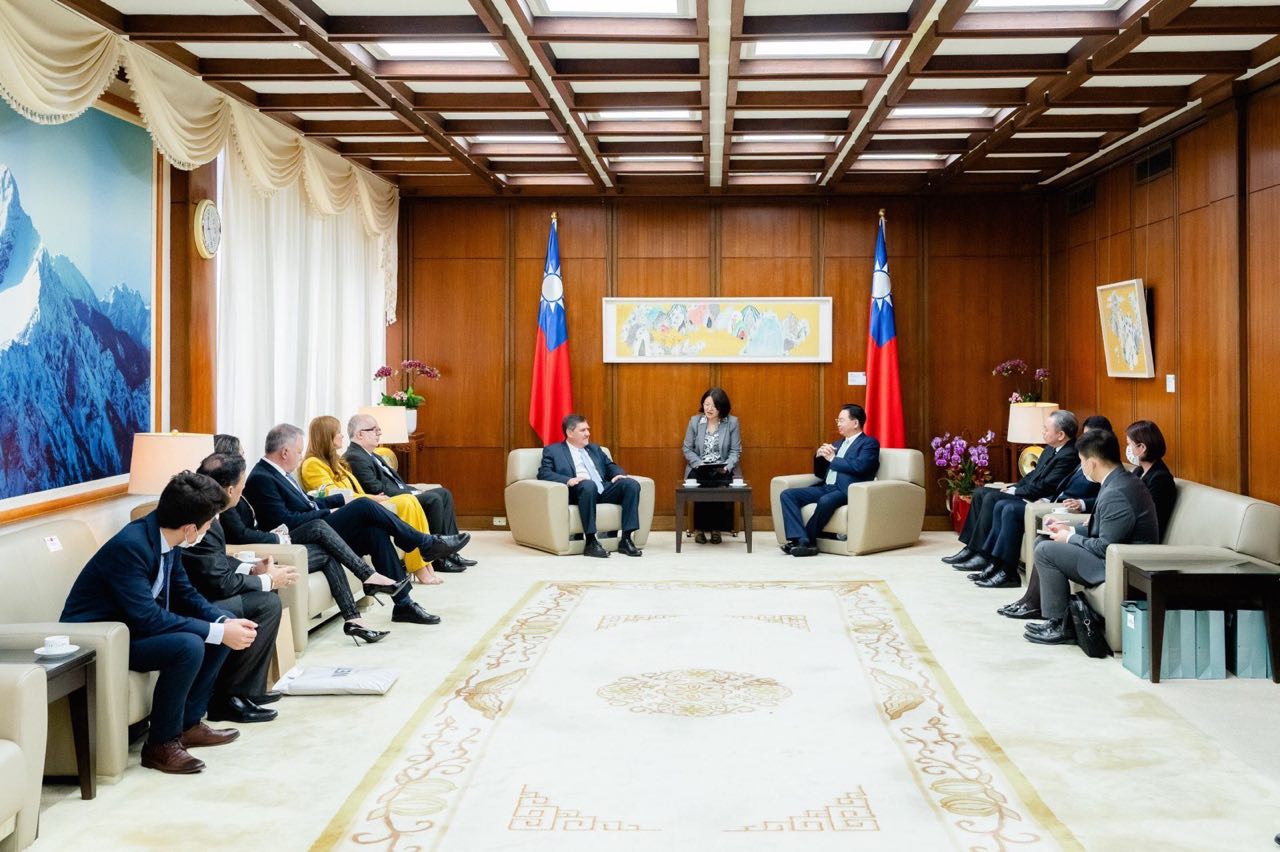 巴拉圭参议员亚诺一行人拜会外交部长吴钊燮。  图／外交部提供