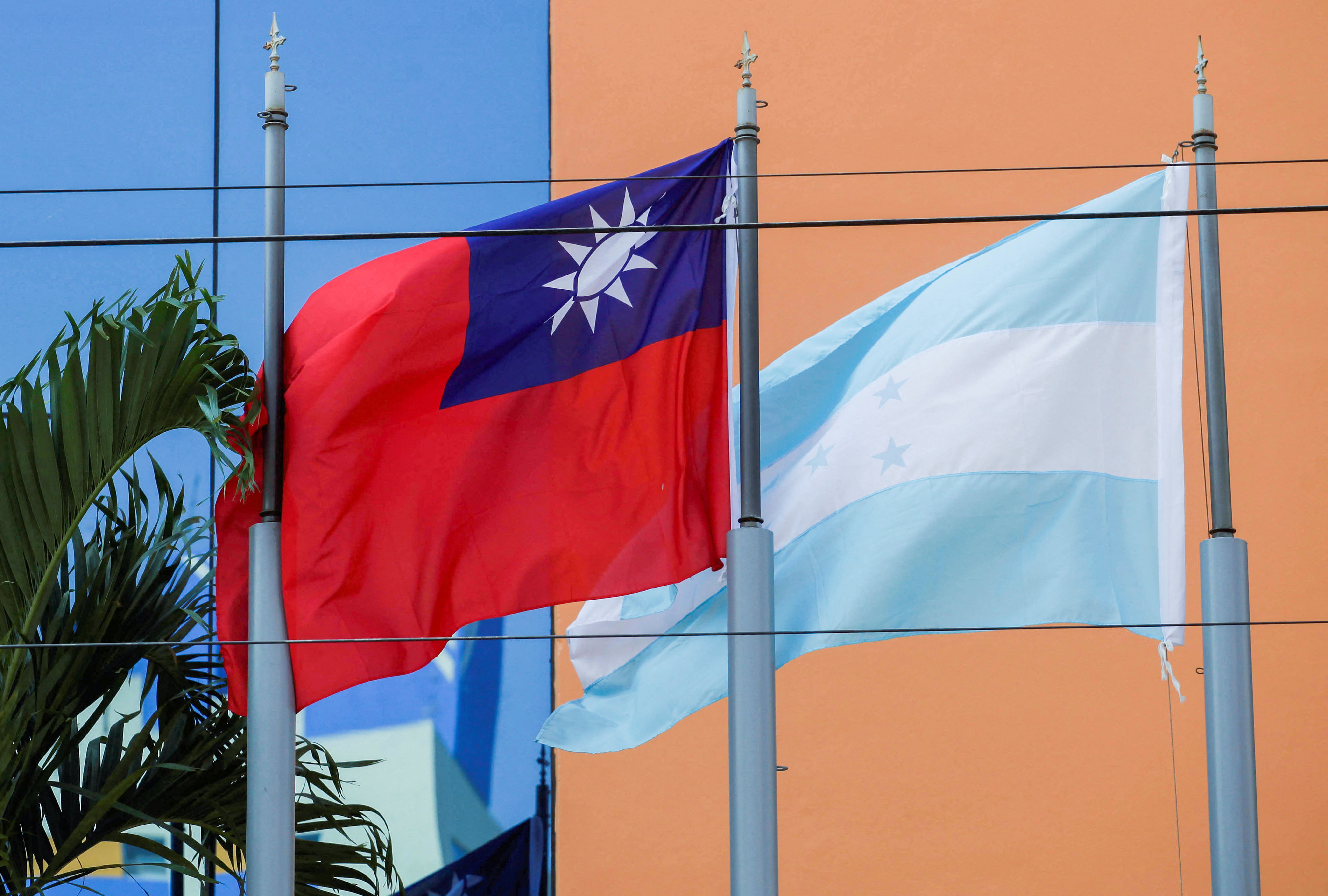 台湾与宏都拉斯邦谊生变。图为中华民国驻宏都拉斯大使馆外的两国国旗。路透
