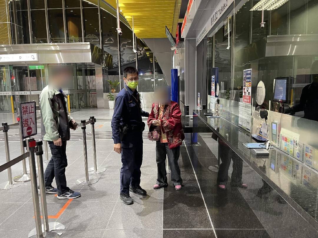 员警确认老妇疑失智，陪她到凤山火车站帮她买车票，让她安全回台东。记者林保光／翻摄