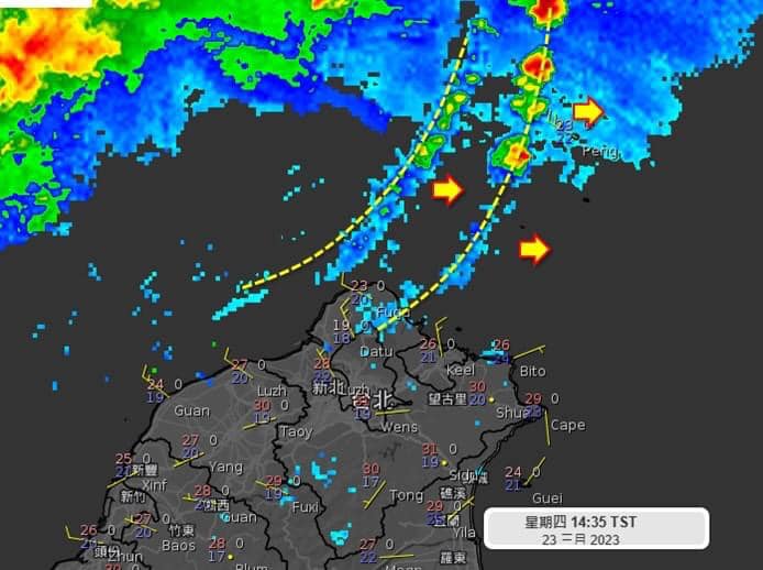 今天台湾北方海面对流发展很旺盛，下午看起来似乎有强降雨下冲的外流（outflow）进入北台湾，外流前缘看得到有排列成线状的小对流胞，有点像是飑线（squall line）的东西。图／取自「天气职人-吴圣宇」脸书粉专