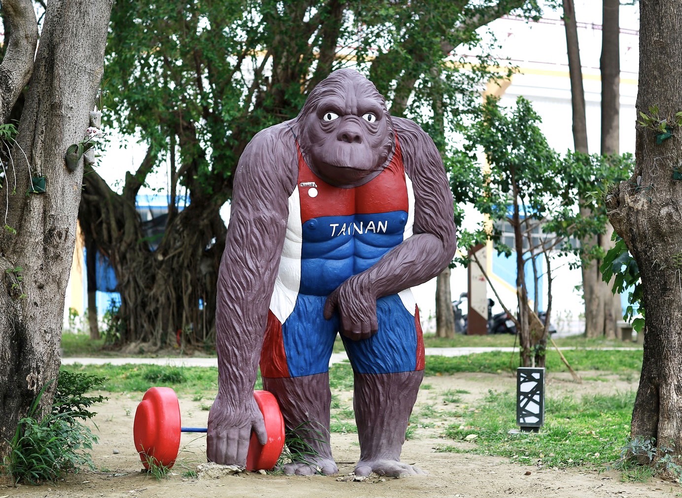 台南市长黄伟哲在脸书发文晒出一张「明猩照」，是位在台南体育园区内的动物雕像。图／取自黄伟哲脸书