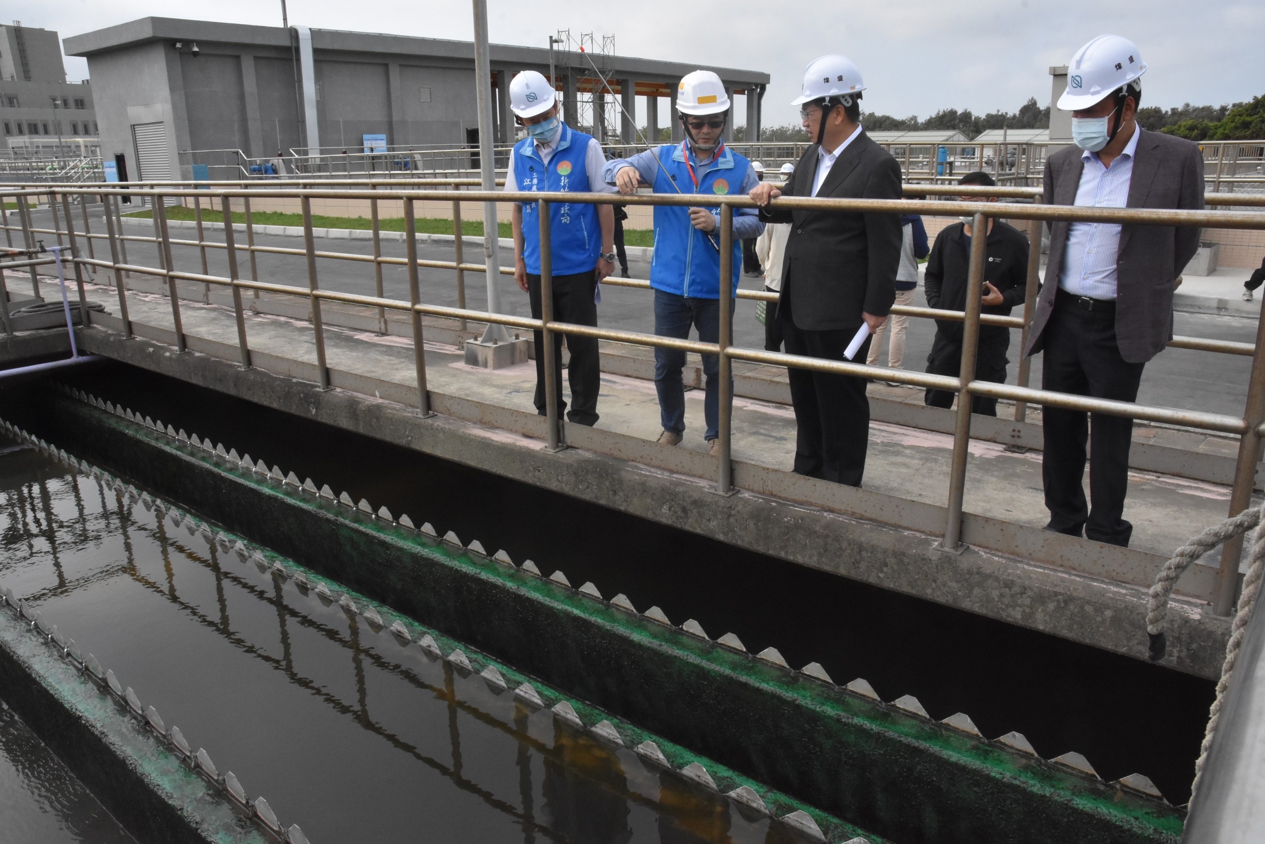 新竹县长杨文科（左三）视察竹北水资源回收中心，确认二期扩建工程进度。图／竹县府提供