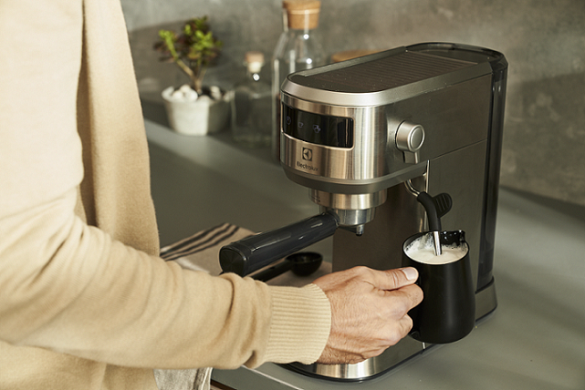 伊莱克斯极致美味500半自动义式咖啡机配备强劲蒸气奶泡管，不仅可冲打出绵密细致奶泡外，也可供应热水制作美式咖啡。图／伊莱克斯提供