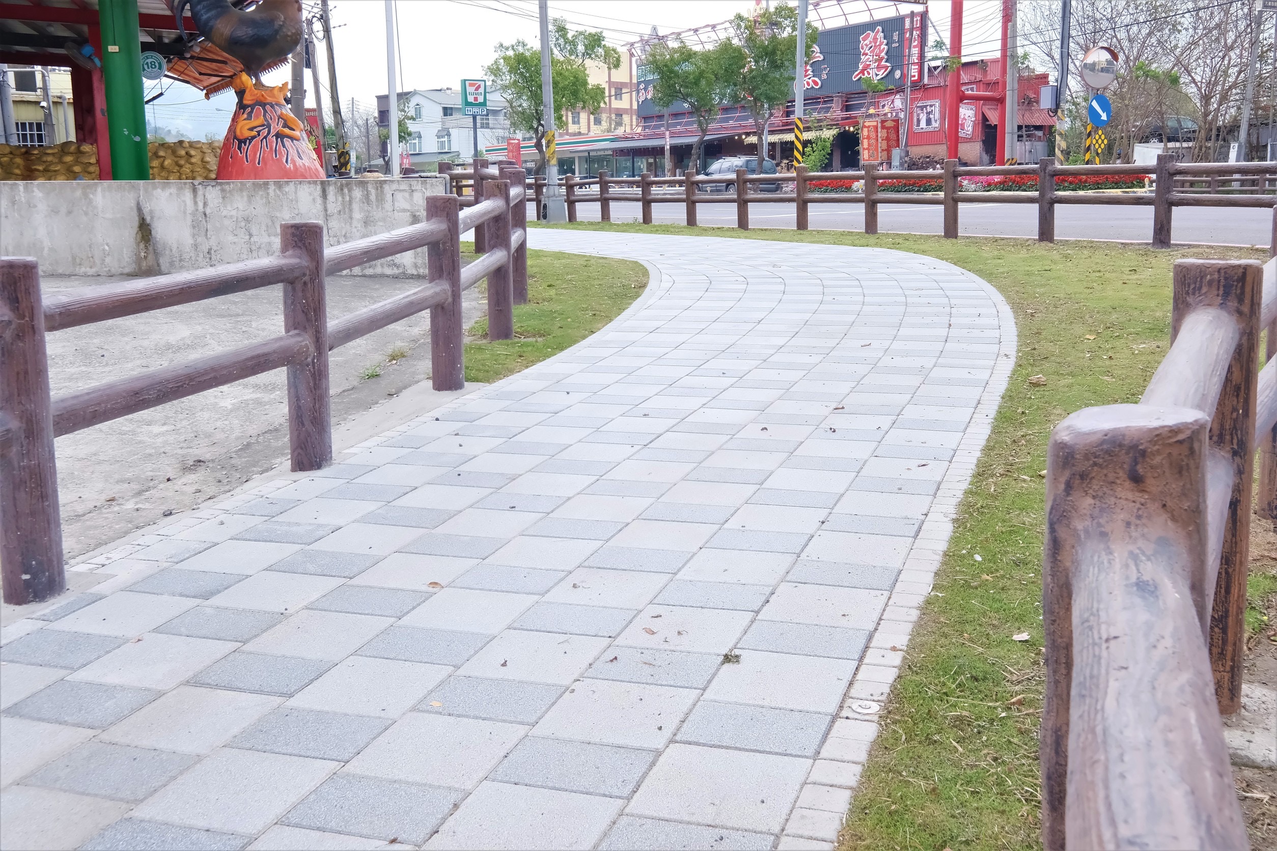 为保障行人行的顺畅，工程一并改善人行步道及护栏，并以环保砖铺设。图／竹县府提供