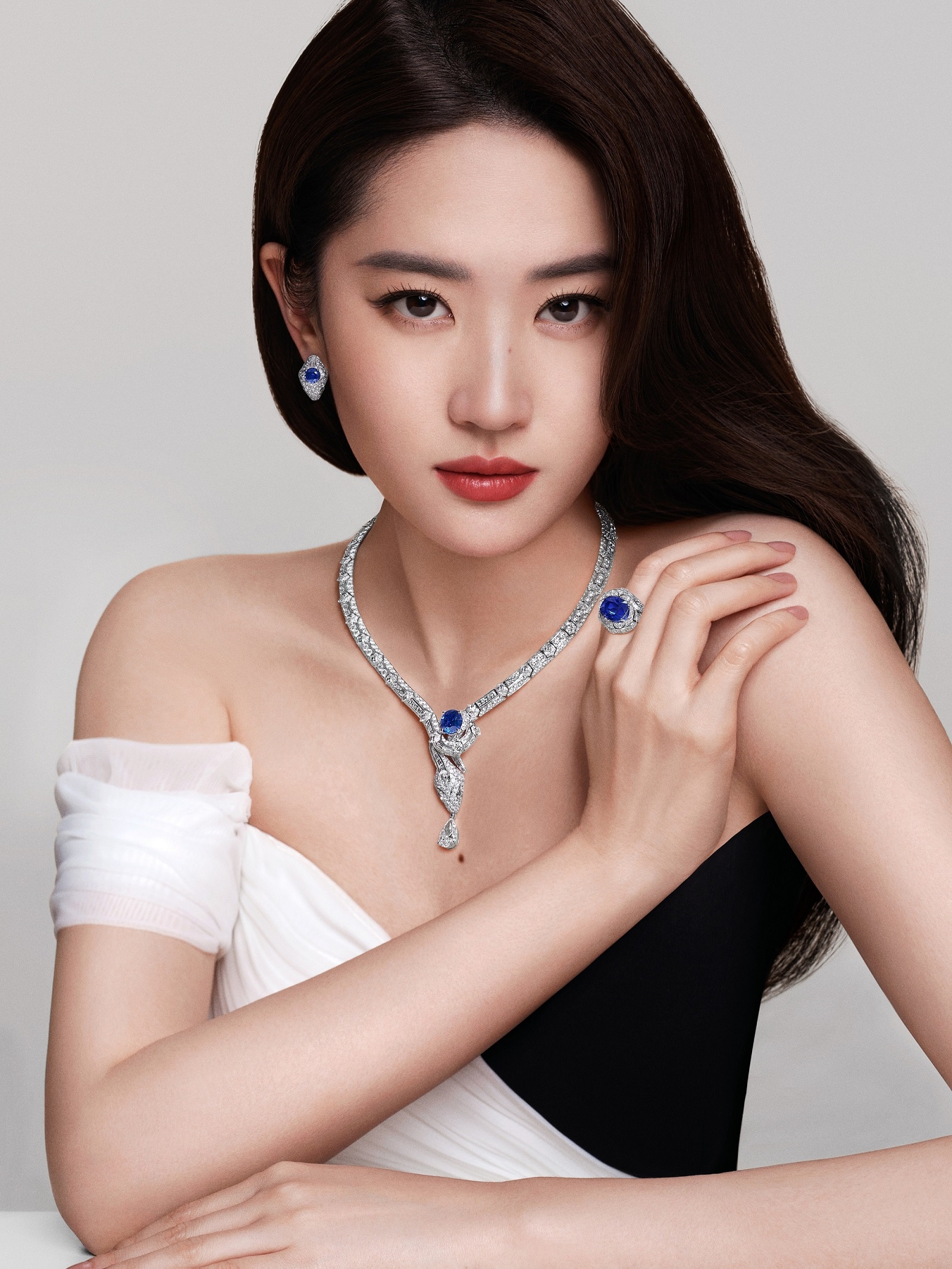 新任宝格丽品牌大使的中国女星刘亦菲演绎Serpenti系列顶级珠宝。图／宝格丽提供