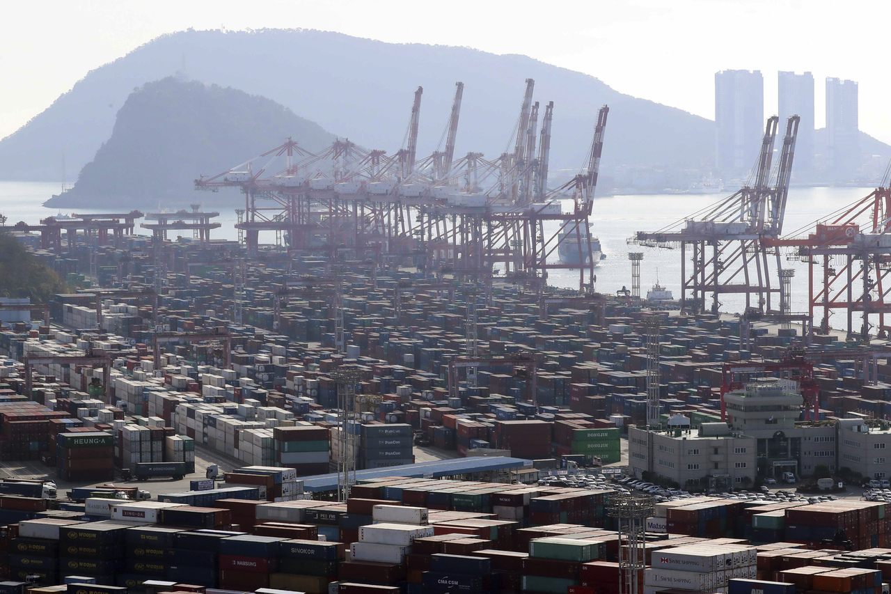 韩国贸易协会今天发布统计数据显示，今年前2月，中国成为南韩最大的贸易逆差国，南韩今年对中贸易恐将创下1992年建交以来首度逆差。图为南韩釜山一处港口。