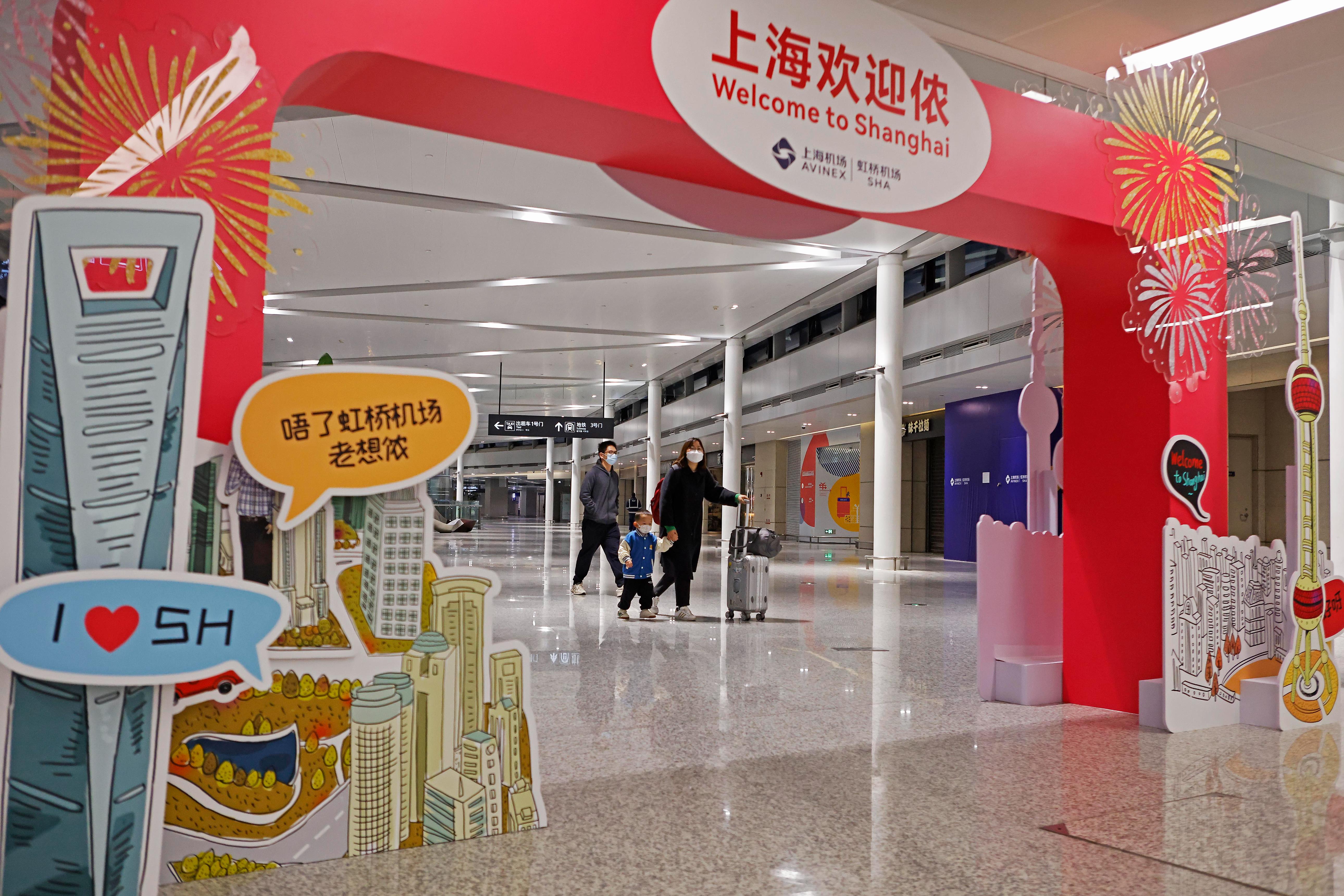 图为上海虹桥机场近日竖立起欢迎境外旅行社到来的牌坊。（中新社）