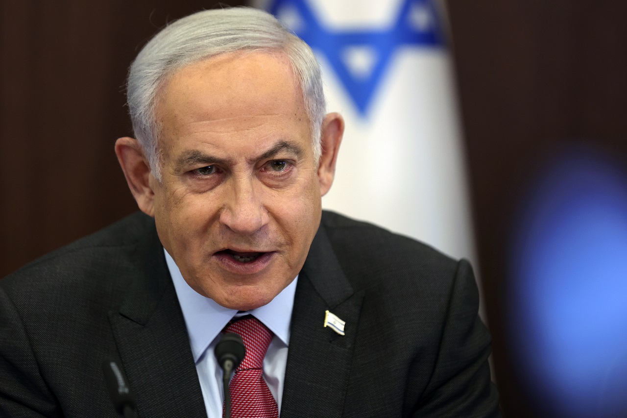 以色列总理内唐亚胡面临贪腐官司，2021年丢了总理宝座，隔年再次上台，靠的是立场极右的执政联盟。美联社