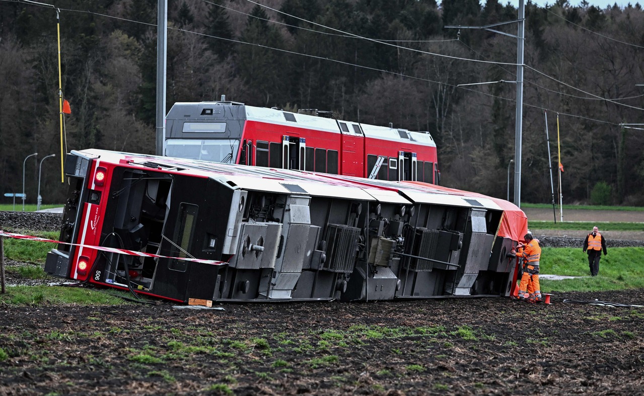 瑞士警方表示，瑞士西北部地区今天刮起狂风，有两列火车在暴风吹袭下出轨，造成15人受伤。