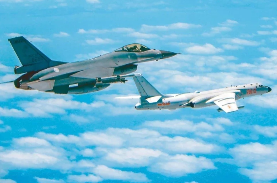 图为之前我F-16V战机（左）监控共机图。图／国防部提供