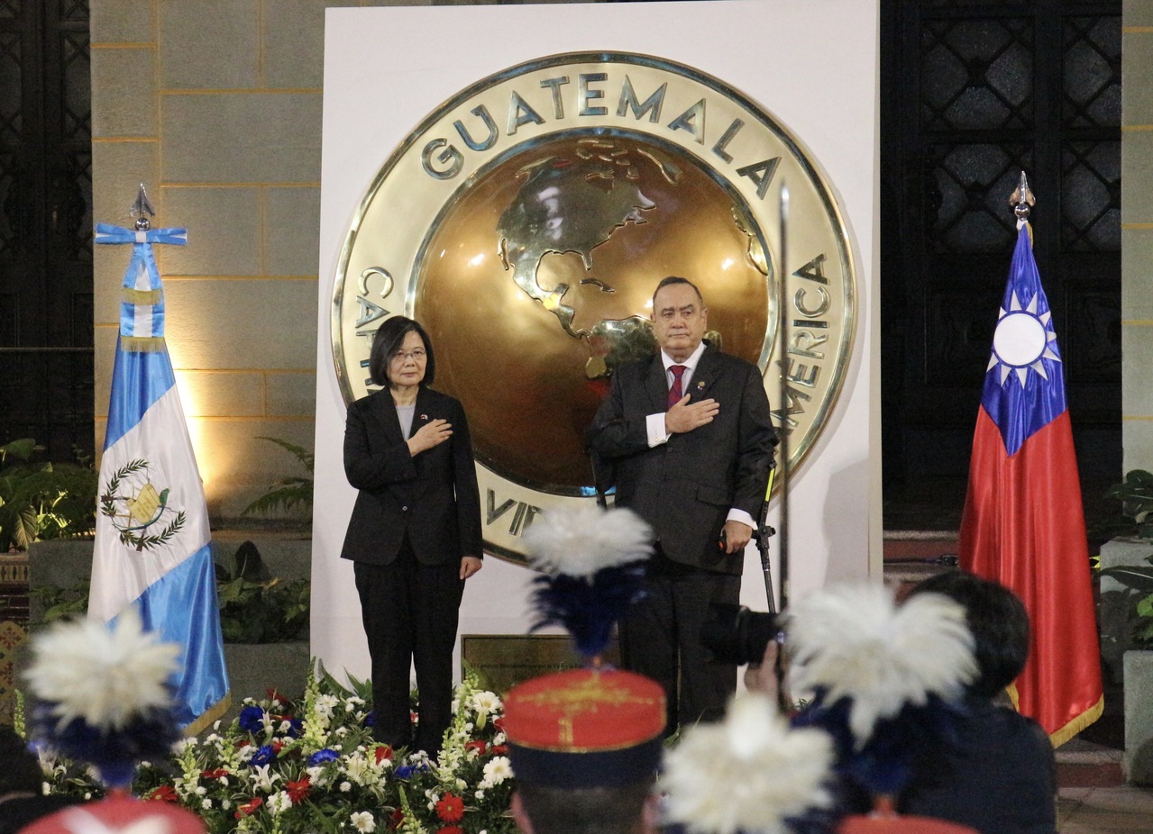 蔡英文总统接受瓜地马拉总统贾麦岱安排的军礼欢迎仪式。联合报照片
