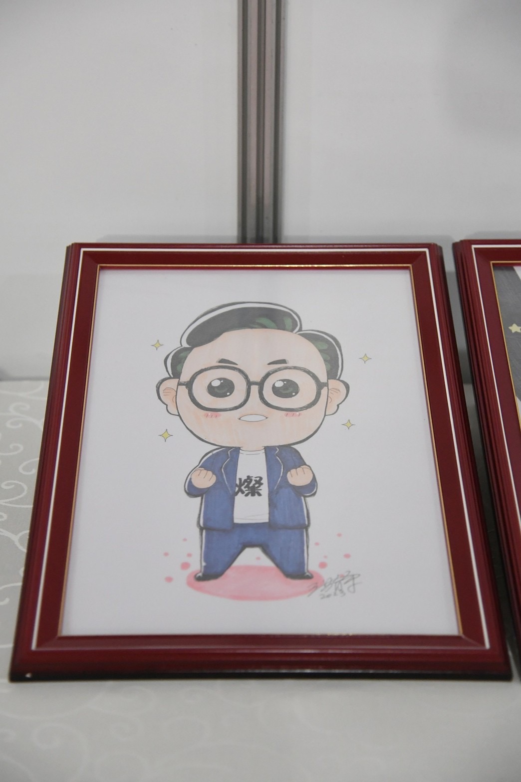图为台中市漫画从业人员职业工会前理事长洪育府绘制Q版郑副院长肖像照片。（行政院提供）