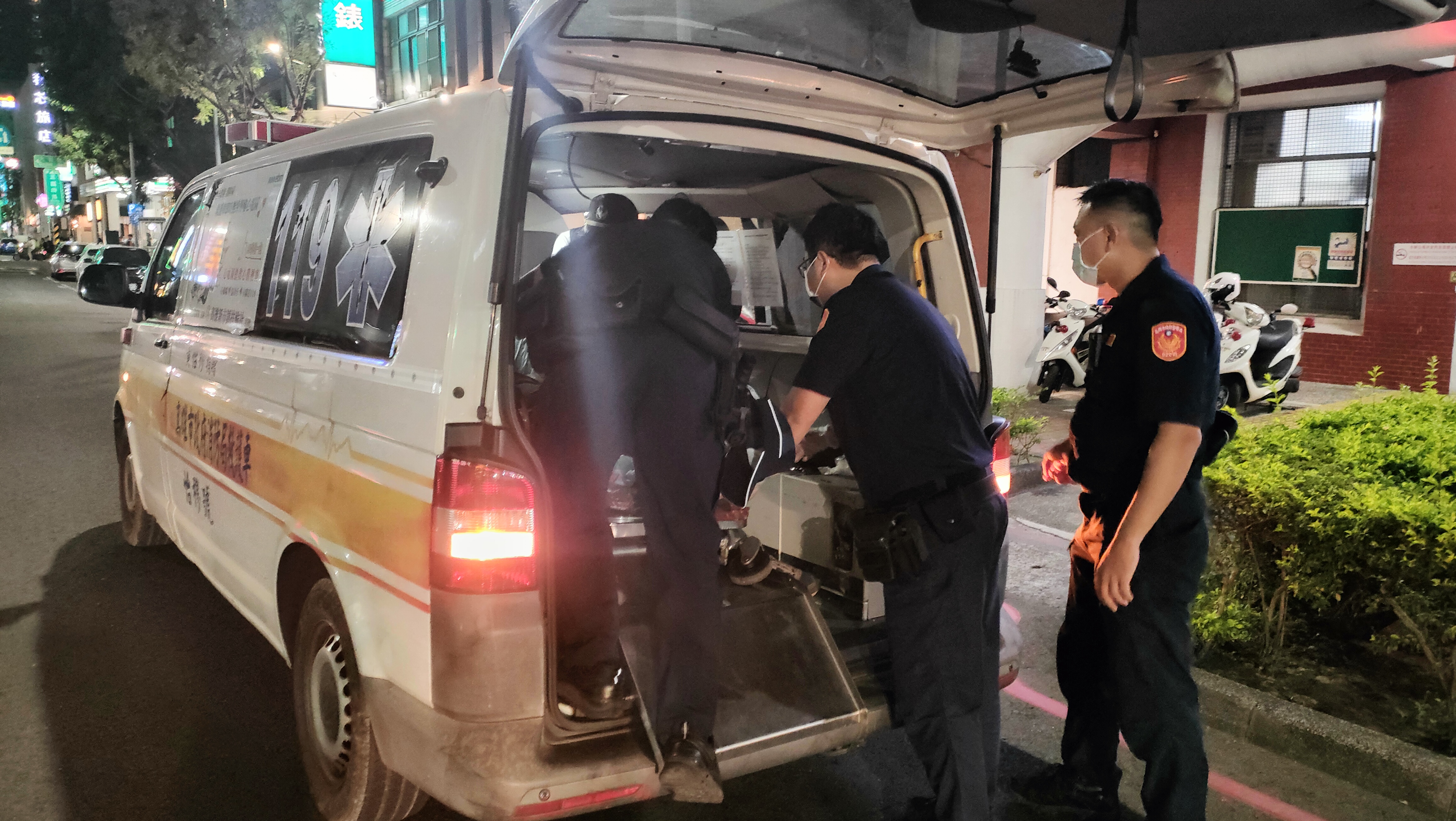 李姓男子在大港开唱会场大呼小叫，由救护车送到派出所保护管束。记者林保光／摄影