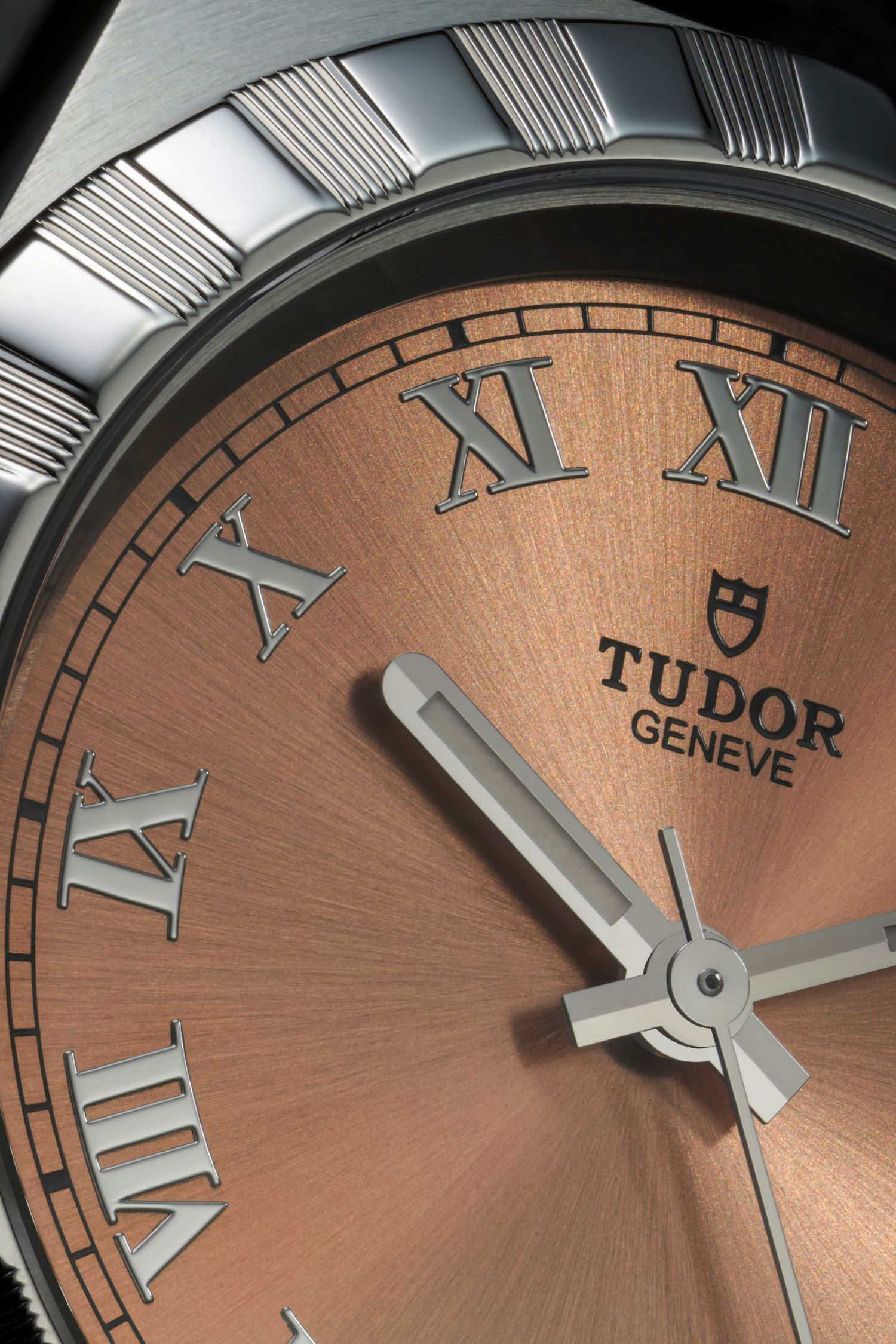 除了鮭魚粉色的「甜美」面盤，TUDOR Royal腕表並具備軌道式分鐘刻度與羅馬數字時標，讓讀取時間更為直觀清楚。圖／TUDOR提供