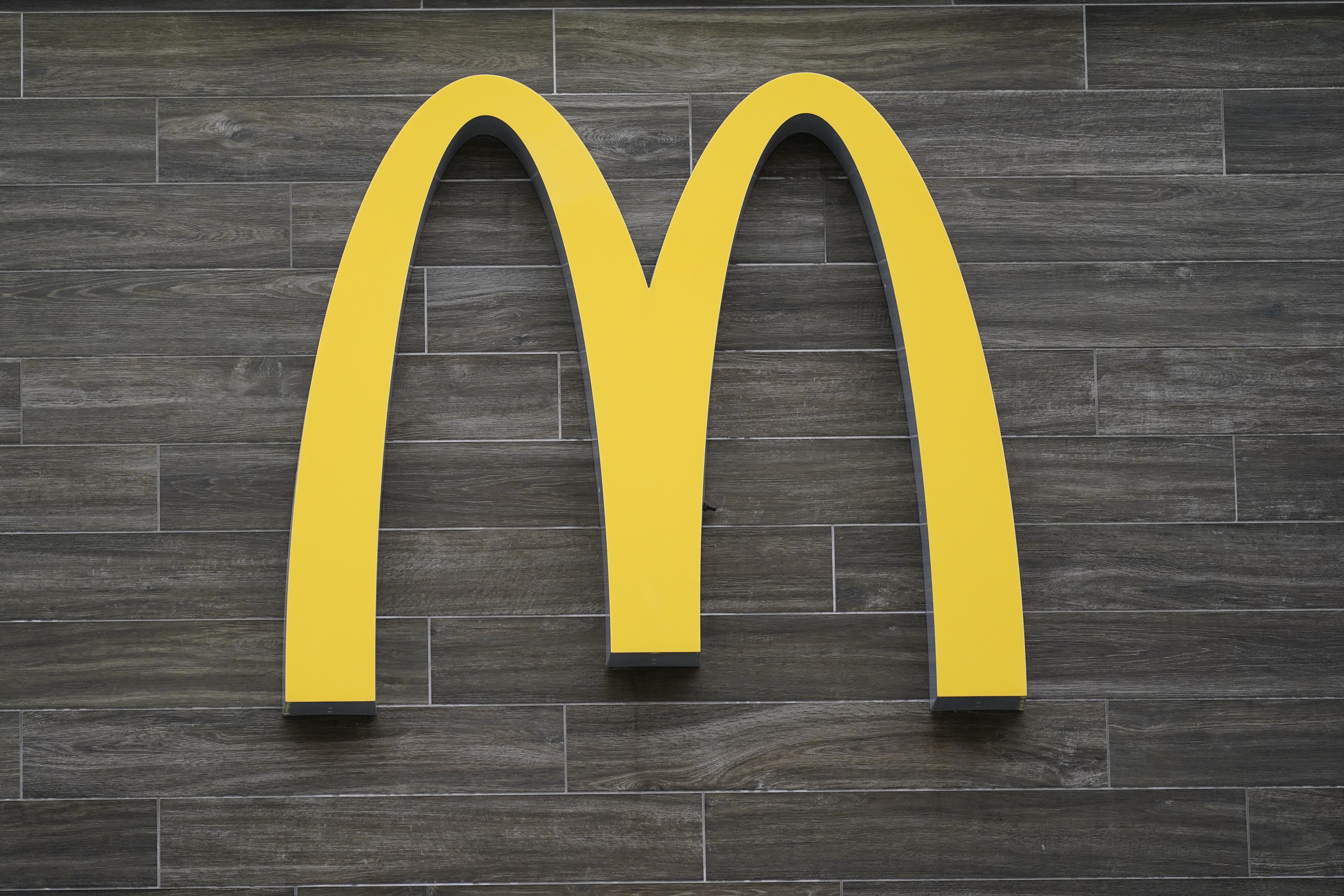 圖 澳媒稱麥當勞M字形商標有「性涵義」?