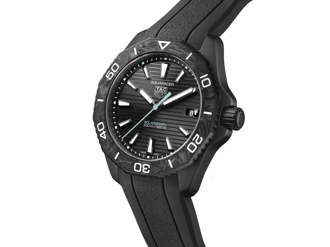 泰格豪雅Aquaracer Professional 200太陽能腕錶，黑色DLC塗層精鋼噴砂錶殼、碳纖維錶圈，約10萬1,000元。圖／TAG Heuer提供