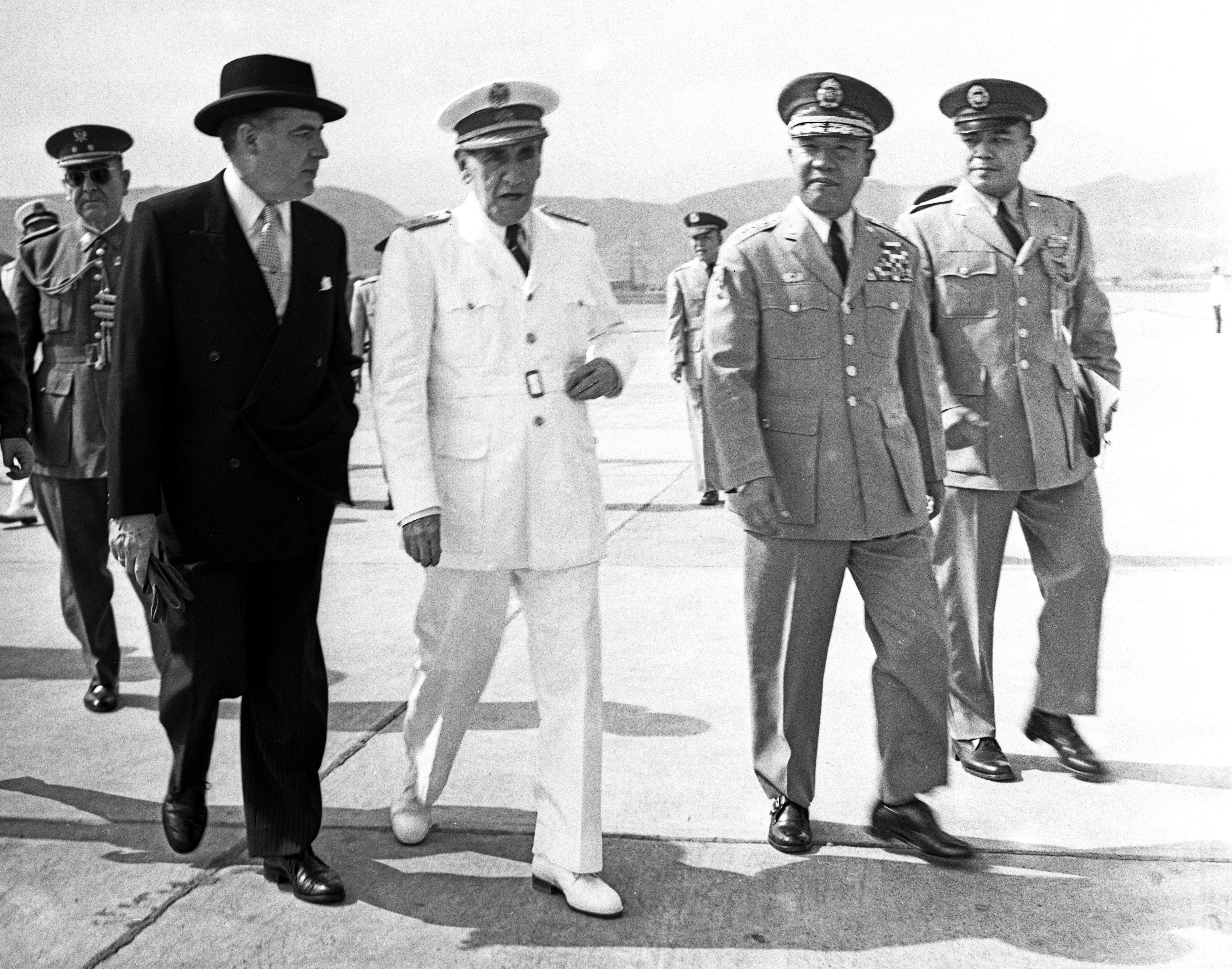 1960年5月13日，西班牙军事访华团，由西国最高参谋部参谋长陆军上将慕义师（中）率领飞抵台北，图为时任参谋总长彭孟缉（右二）亲抵机场迎接。图／联合报系资料照片