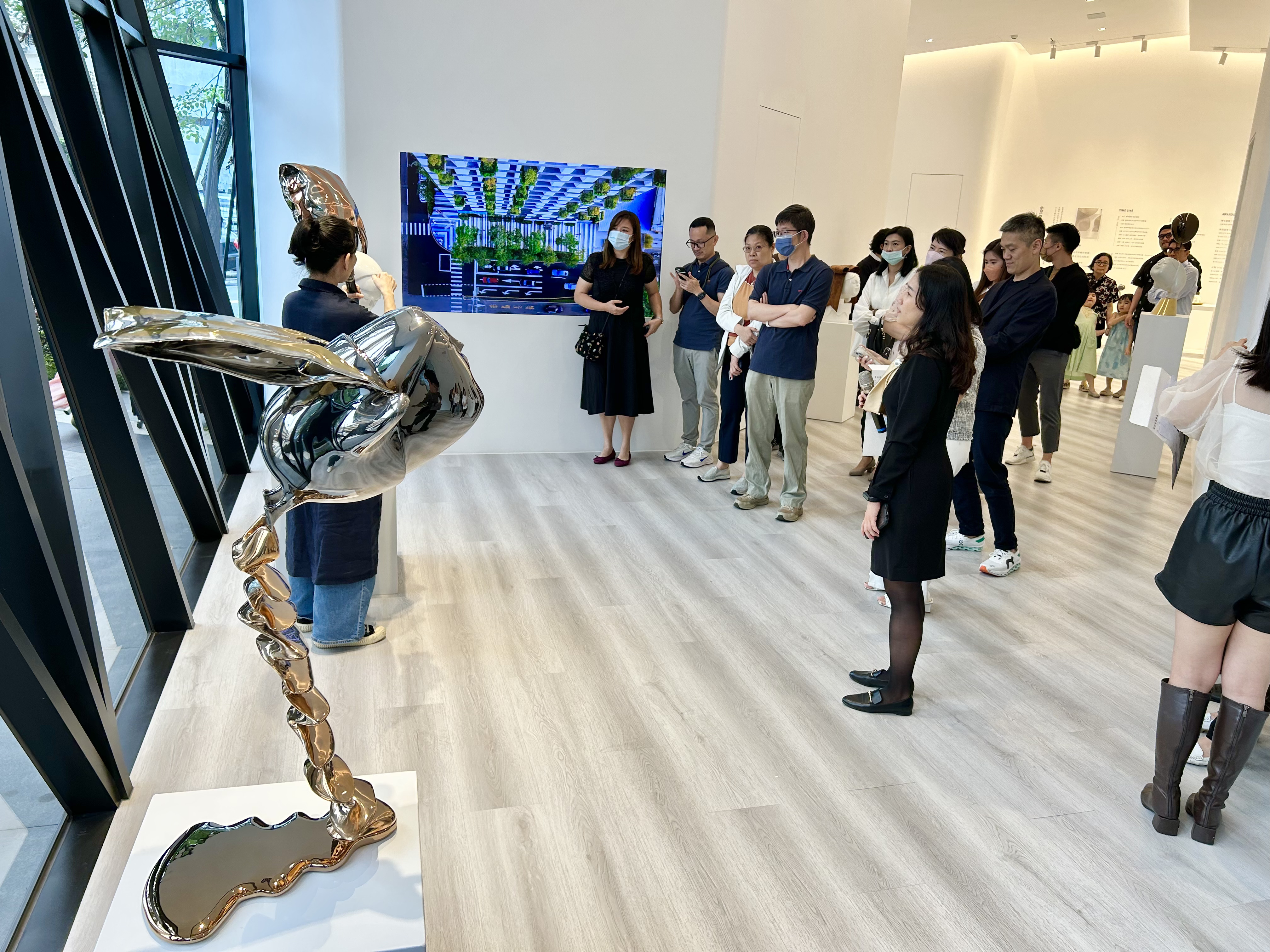 《遇见苏格拉底》崔永嬿雕塑个展吸引大批民众参观。记者宋健生／摄影